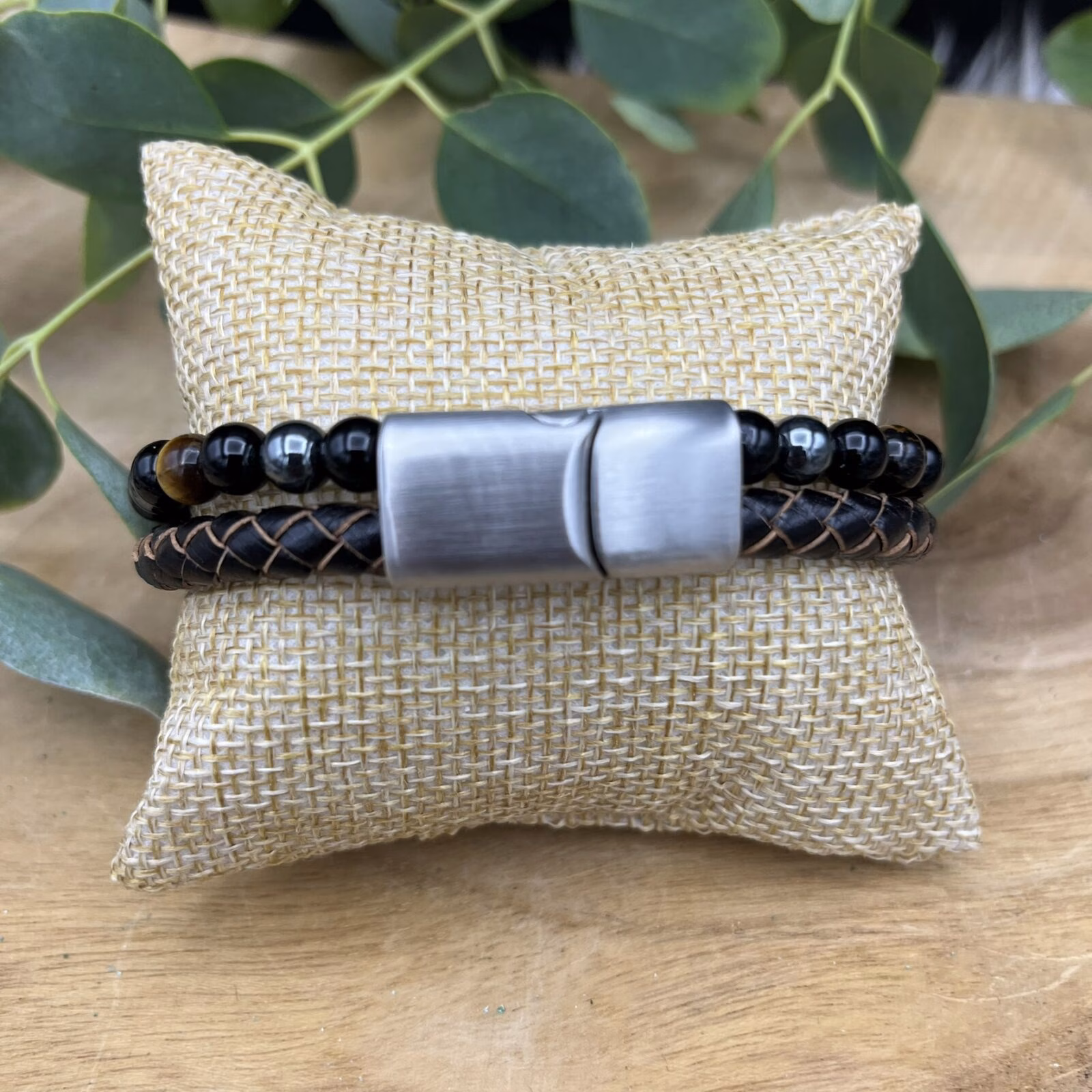 Fashion brown armband met tijgeroog onyx en hematiet, Stoere bruine herenarmband van leer en edelsteen, Armband van 21,5 tot 23 cm met roestvrijstalen sluiting, Spirituele armband voor brede polsen met krachtgevende stenen, Modieuze bruine armband met verlengstukje en edelsteenkralen