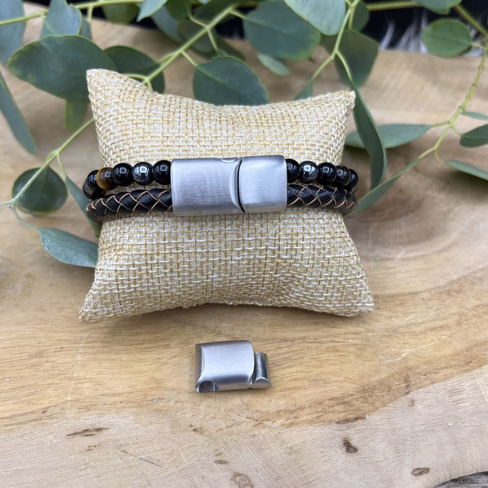 Fashion brown armband met tijgeroog onyx en hematiet, Stoere bruine herenarmband van leer en edelsteen, Armband van 21,5 tot 23 cm met roestvrijstalen sluiting, Spirituele armband voor brede polsen met krachtgevende stenen, Modieuze bruine armband met verlengstukje en edelsteenkralen