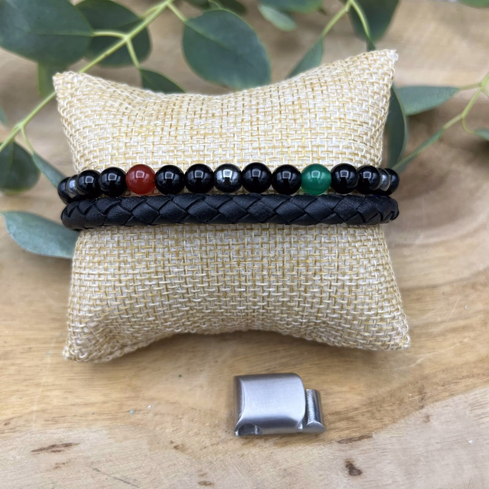 Rainbow armband met agaat onyx en hematiet kralen, Stoere leren armband met edelsteenkralen 21,5 tot 23 cm, Spirituele armband voor brede polsen met innerlijke vrede, Modieuze bruine armband met roestvrijstalen sluiting en kralen, Edelsteen en leer armband als krachtig en stijlvol accessoire