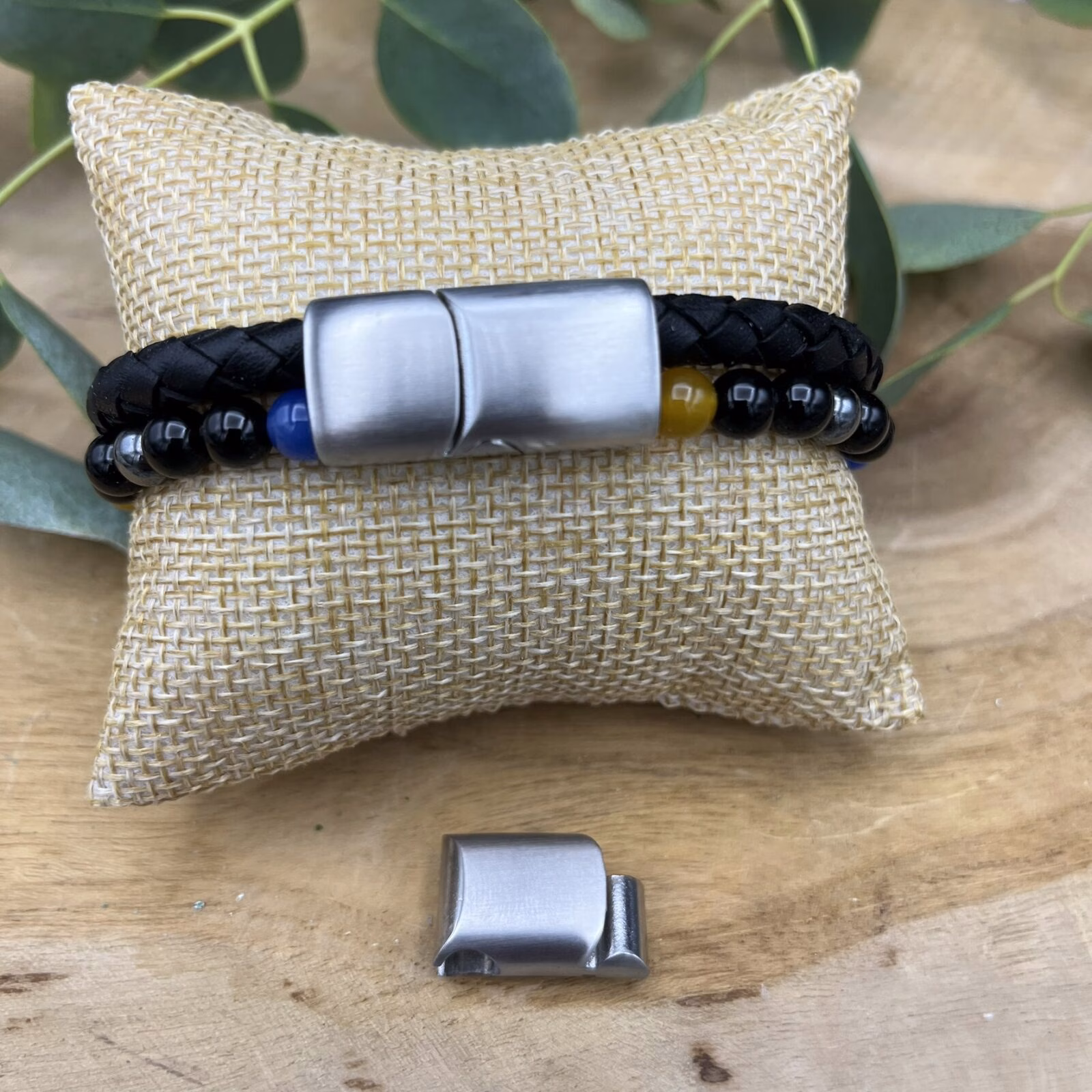 Rainbow armband met agaat onyx en hematiet kralen, Stoere leren armband met edelsteenkralen 21,5 tot 23 cm, Spirituele armband voor brede polsen met innerlijke vrede, Modieuze bruine armband met roestvrijstalen sluiting en kralen, Edelsteen en leer armband als krachtig en stijlvol accessoire