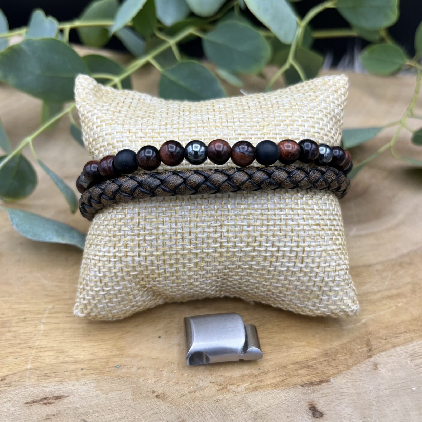 Red Passion armband met rode tijgeroog onyx en hematiet, Stoere herenarmband van leer en edelstenen 21,5 tot 23 cm, Spirituele armband met passie en kracht voor brede polsen, Modieuze armband met roestvrijstalen sluiting en edelsteenkralen, Rode tijgeroog armband voor motivatie en innerlijke balans
