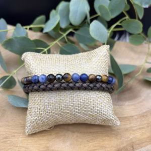 Blue Beads armband met sodaliet hematiet en tijgeroog, Leren armband met blauwe edelstenen kralen 21,5 tot 23 cm, Spirituele armband voor focus balans en innerlijke kracht, Modieuze herenarmband met roestvrijstalen sluiting, Sodaliet armband met tijgeroog en hematiet voor concentratie