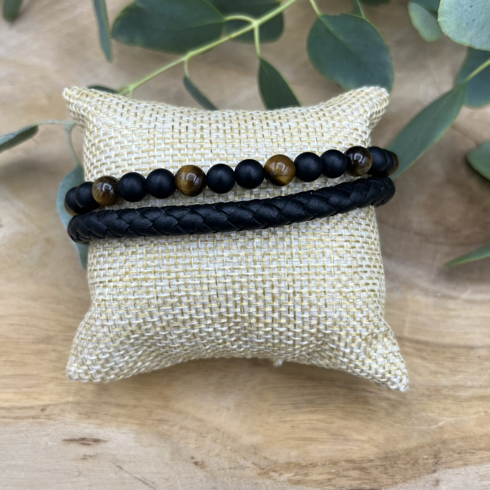 Golden Spirit armband met tijgeroog en onyx, Stoere herenarmband van leer en edelsteen 21,5–23 cm, Spirituele armband voor kracht en bescherming, Goudbruine tijgeroog armband met onyx kralen, Leren armband met edelstenen en roestvrijstalen sluiting