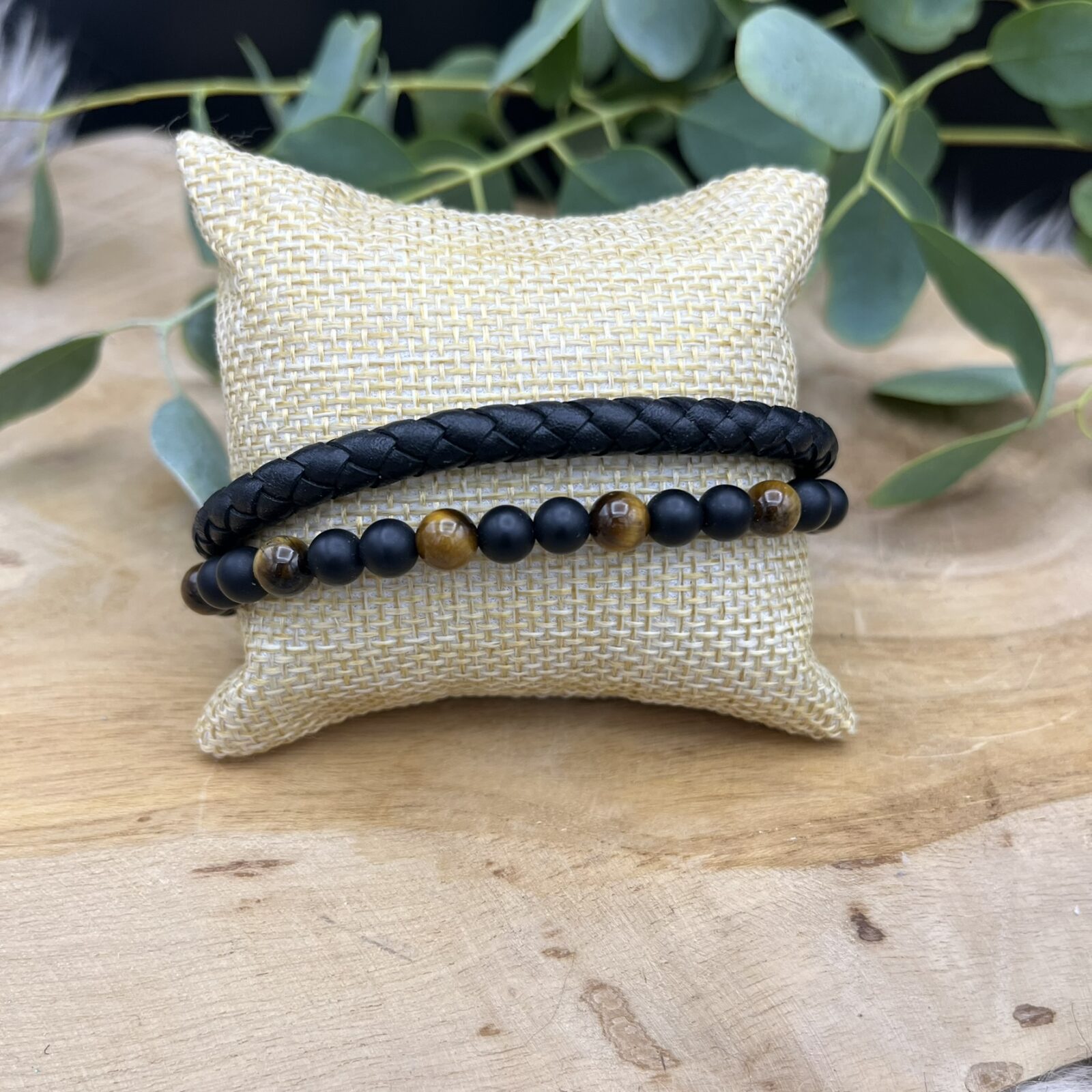 Golden Spirit armband met tijgeroog en onyx, Stoere herenarmband van leer en edelsteen 21,5–23 cm, Spirituele armband voor kracht en bescherming, Goudbruine tijgeroog armband met onyx kralen, Leren armband met edelstenen en roestvrijstalen sluiting