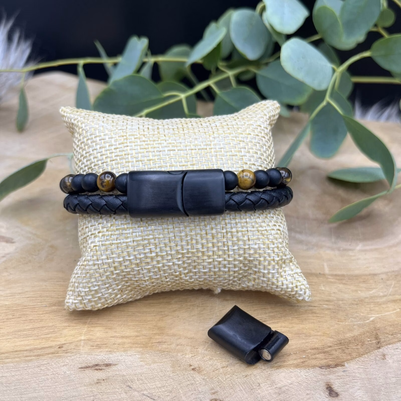 Golden Spirit armband met tijgeroog en onyx, Stoere herenarmband van leer en edelsteen 21,5–23 cm, Spirituele armband voor kracht en bescherming, Goudbruine tijgeroog armband met onyx kralen, Leren armband met edelstenen en roestvrijstalen sluiting