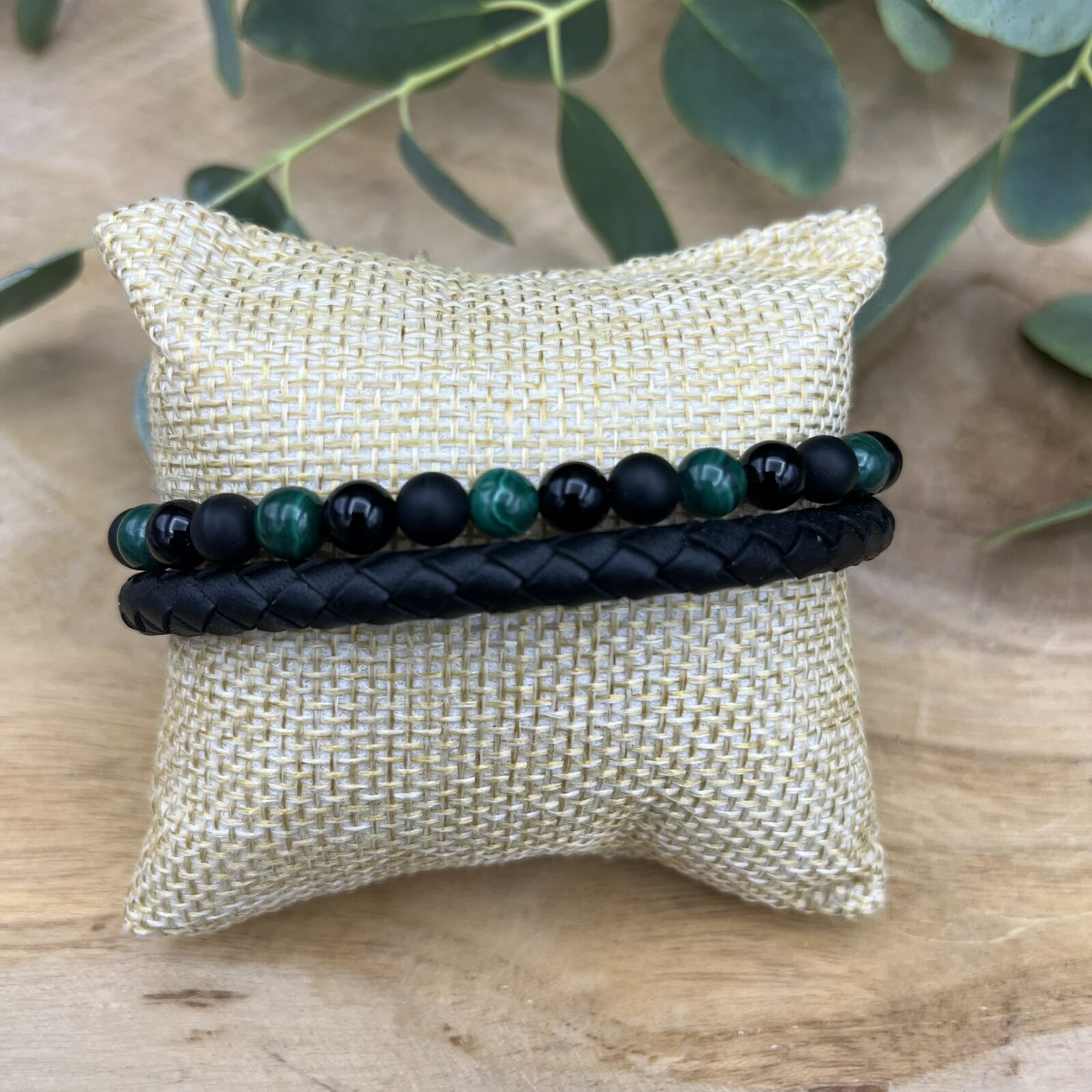 Green Mamba armband met onyx en malachiet, Spirituele herenarmband 21,5–23 cm voor bescherming en balans, Leren armband met groene edelsteen kralen, Armband met malachiet en onyx kralen en roestvrijstalen sluiting, Krachtige armband symbool voor transformatie en groei