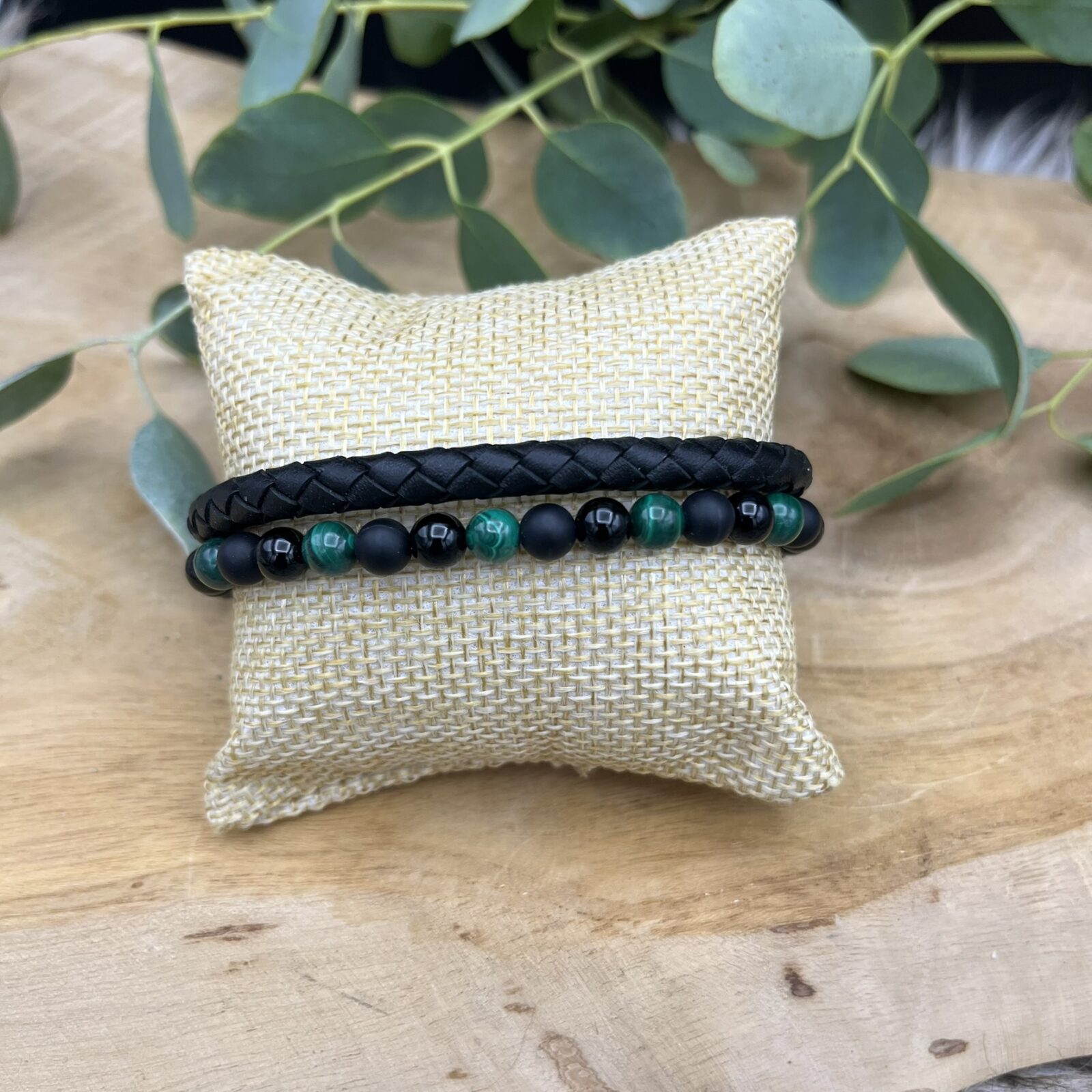 Green Mamba armband met onyx en malachiet, Spirituele herenarmband 21,5–23 cm voor bescherming en balans, Leren armband met groene edelsteen kralen, Armband met malachiet en onyx kralen en roestvrijstalen sluiting, Krachtige armband symbool voor transformatie en groei