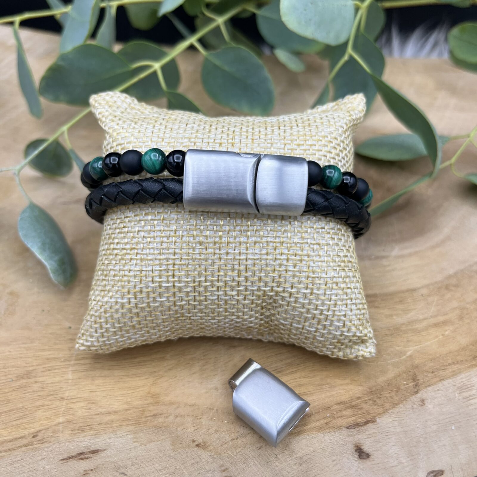 Green Mamba armband met onyx en malachiet, Spirituele herenarmband 21,5–23 cm voor bescherming en balans, Leren armband met groene edelsteen kralen, Armband met malachiet en onyx kralen en roestvrijstalen sluiting, Krachtige armband symbool voor transformatie en groei