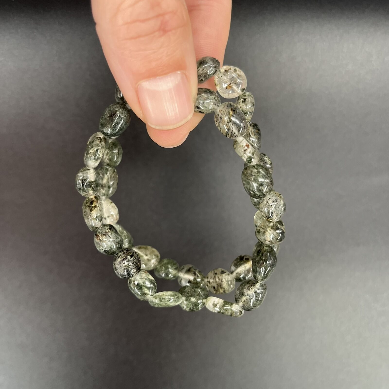 Chloriet in kwarts armband met natuurlijke edelsteen kralen, Spirituele armband van chloriet in kwarts 8–10 mm, Helende edelsteen armband chloriet in kwarts voor balans, Unisex armband met chloriet in kwarts kralen elastisch, Armband met groene chloriet in transparant kwarts, Chloriet in kwarts armband 8–10 mm met gepolijste kralen, Edelsteen armband van chloriet in kwarts voor energie en rust, Kralenarmband van chloriet in kwarts edelsteen, Spirituele edelsteenarmband met chloriet in kwarts kralen, Elastische armband chloriet in kwarts 8–10 mm voor bescherming