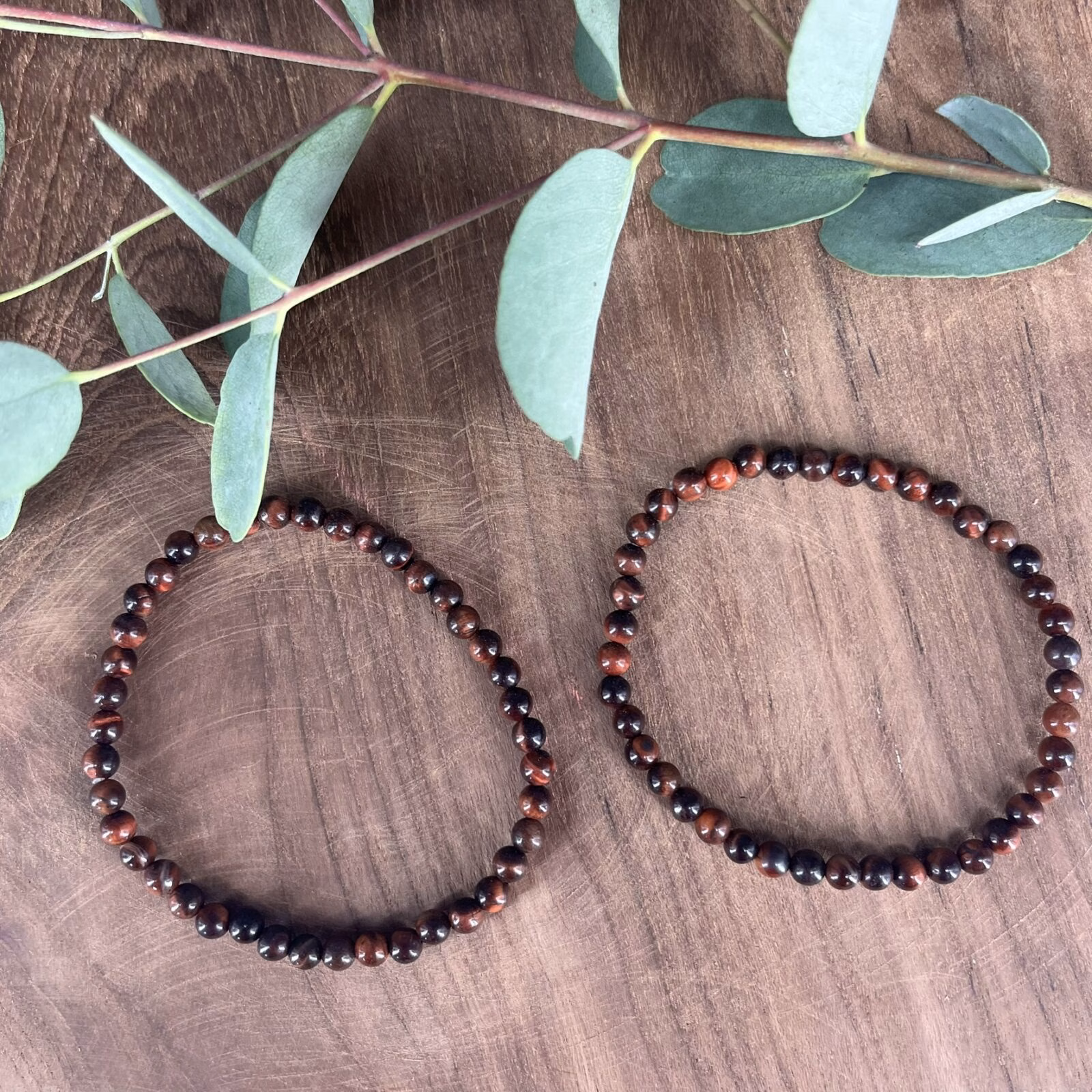 Rode tijgeroog armband 4 mm met kleine kralen, Spirituele armband rode tijgeroog 4 mm voor bescherming, Rode tijgeroog kralen armband kopen 4 mm, Elastische edelsteen armband rode tijgeroog 4 mm, Rode tijgeroog armband 4 mm met natuurlijke edelsteen kralen