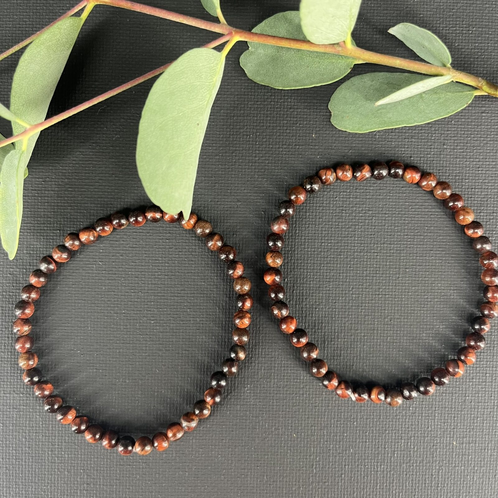 Rode tijgeroog armband 4 mm met kleine kralen, Spirituele armband rode tijgeroog 4 mm voor bescherming, Rode tijgeroog kralen armband kopen 4 mm, Elastische edelsteen armband rode tijgeroog 4 mm, Rode tijgeroog armband 4 mm met natuurlijke edelsteen kralen