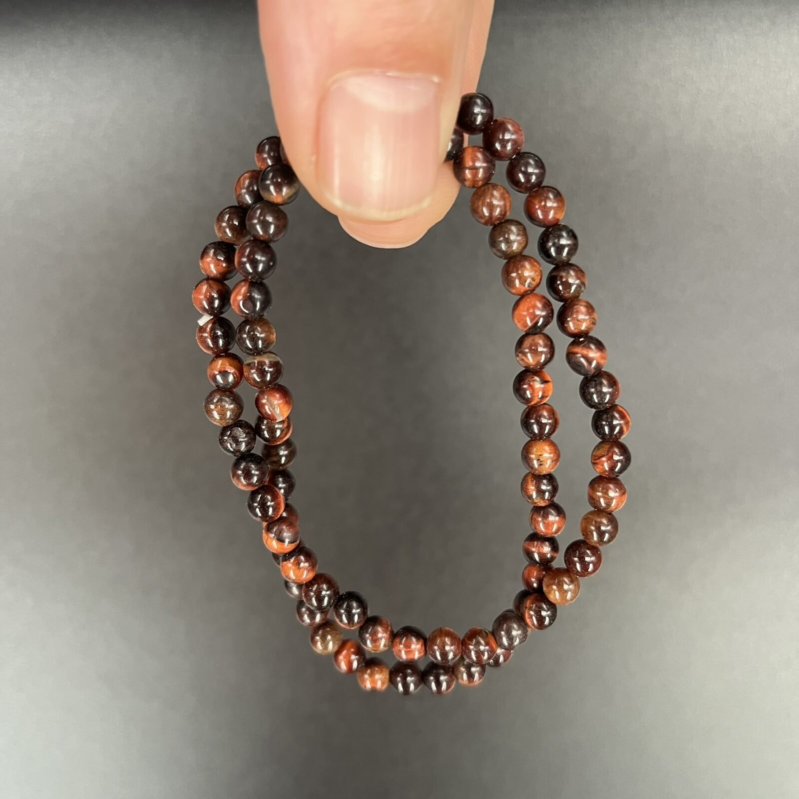 Rode tijgeroog armband 4 mm met kleine kralen, Spirituele armband rode tijgeroog 4 mm voor bescherming, Rode tijgeroog kralen armband kopen 4 mm, Elastische edelsteen armband rode tijgeroog 4 mm, Rode tijgeroog armband 4 mm met natuurlijke edelsteen kralen