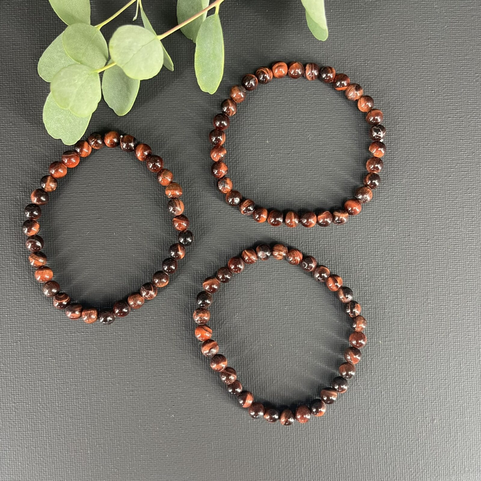 Rode tijgeroog armband 6 mm met edelsteen kralen, Spirituele armband rode tijgeroog 6 mm voor kracht en balans, Rode tijgeroog kralen armband kopen 6 mm, Elastische edelsteen armband rode tijgeroog 6 mm, Rode tijgeroog armband 6 mm met ronde kralen