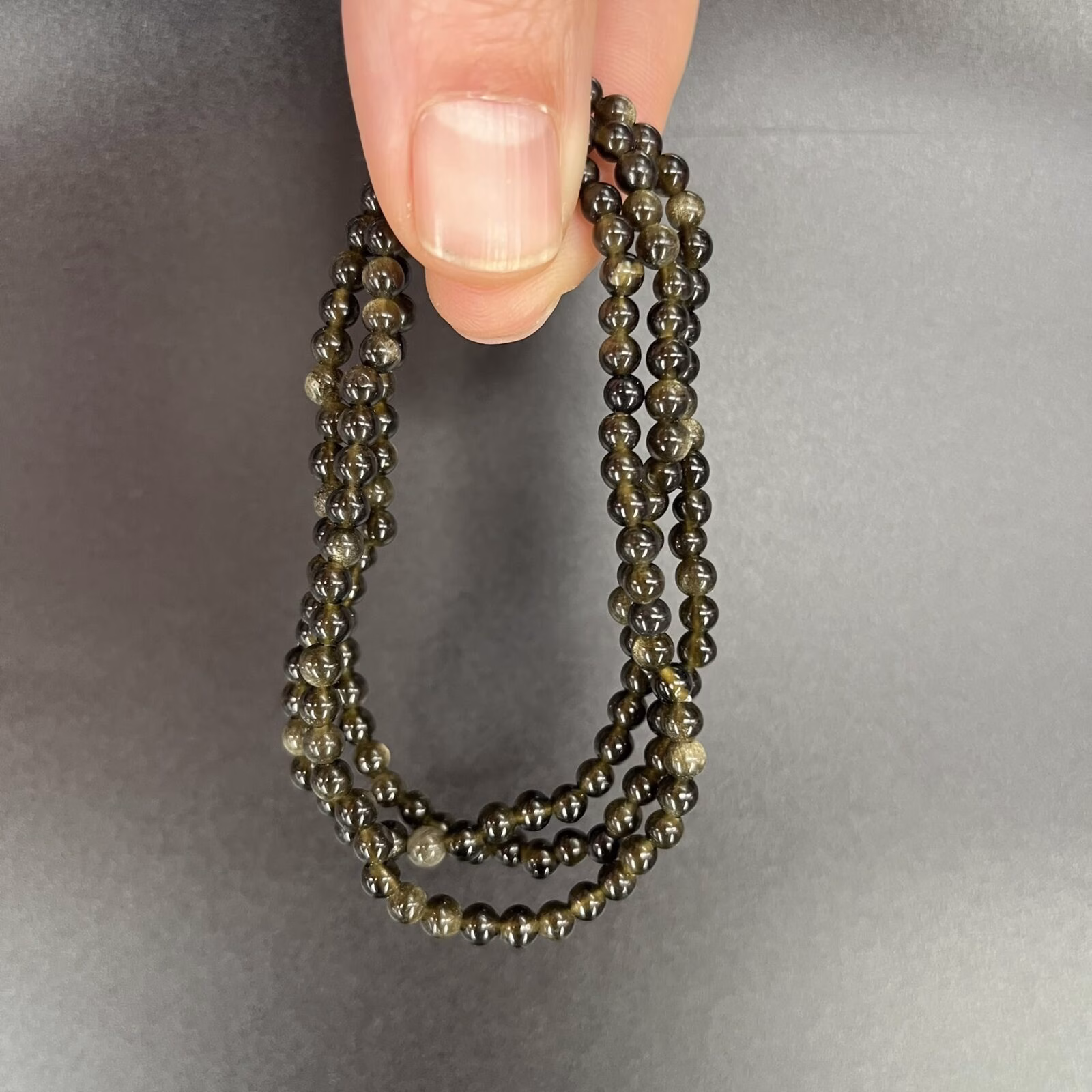 Goud obsidiaan armband 4 mm met kleine edelsteen kralen, Spirituele armband goud obsidiaan 4 mm voor bescherming, Goud obsidiaan kralen armband kopen 4 mm, Elastische edelsteen armband goud obsidiaan 4 mm, Zwarte goud obsidiaan armband 4 mm met subtiele gouden glans