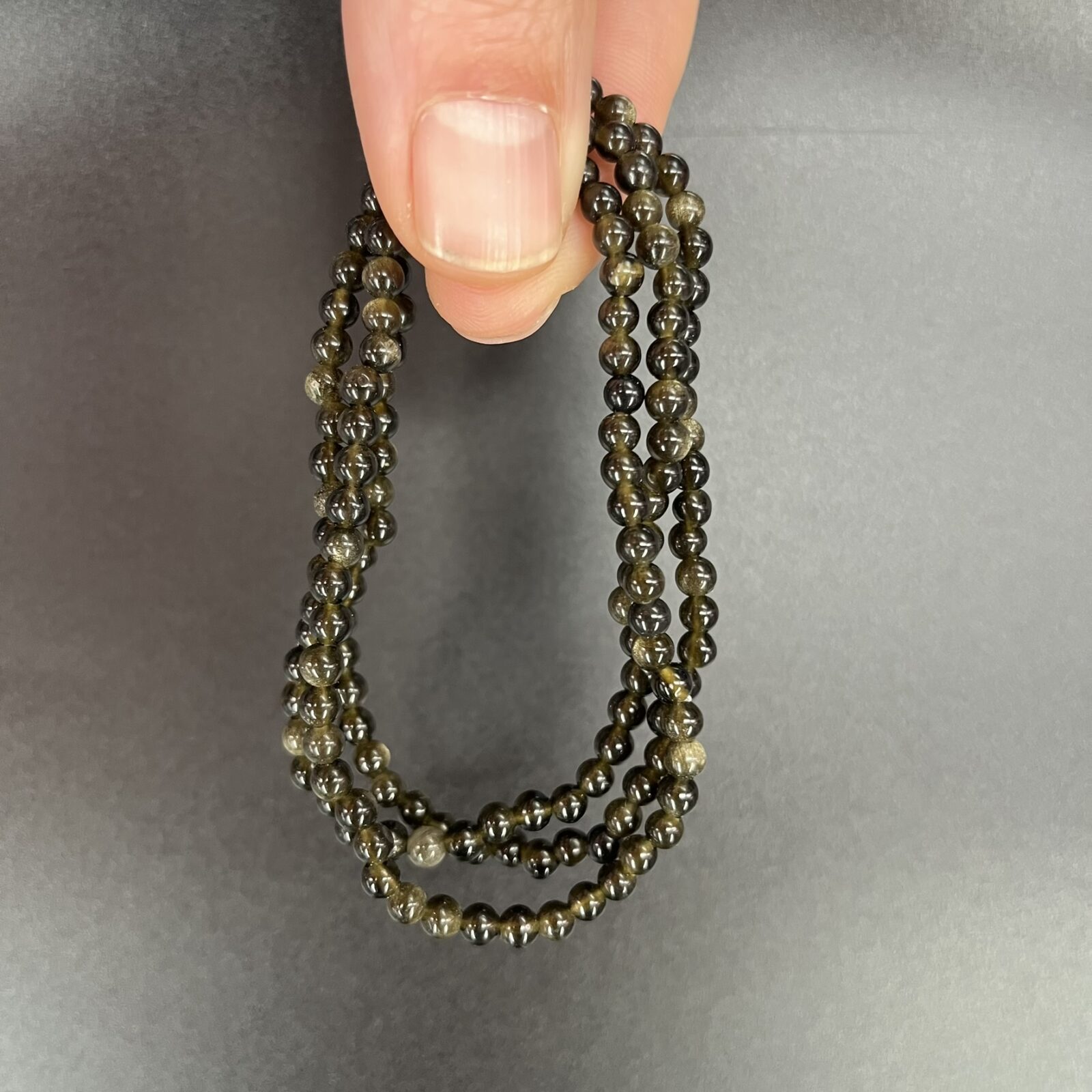 Goud obsidiaan armband 4 mm met kleine edelsteen kralen, Spirituele armband goud obsidiaan 4 mm voor bescherming, Goud obsidiaan kralen armband kopen 4 mm, Elastische edelsteen armband goud obsidiaan 4 mm, Zwarte goud obsidiaan armband 4 mm met subtiele gouden glans
