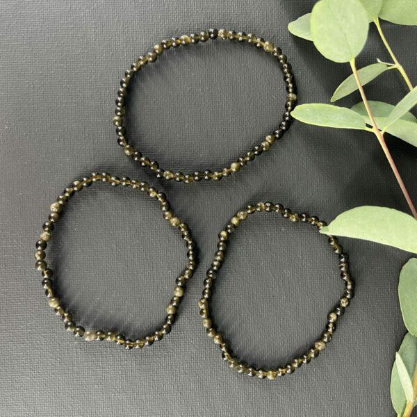 Goud obsidiaan armband 4 mm met kleine edelsteen kralen, Spirituele armband goud obsidiaan 4 mm voor bescherming, Goud obsidiaan kralen armband kopen 4 mm, Elastische edelsteen armband goud obsidiaan 4 mm, Zwarte goud obsidiaan armband 4 mm met subtiele gouden glans