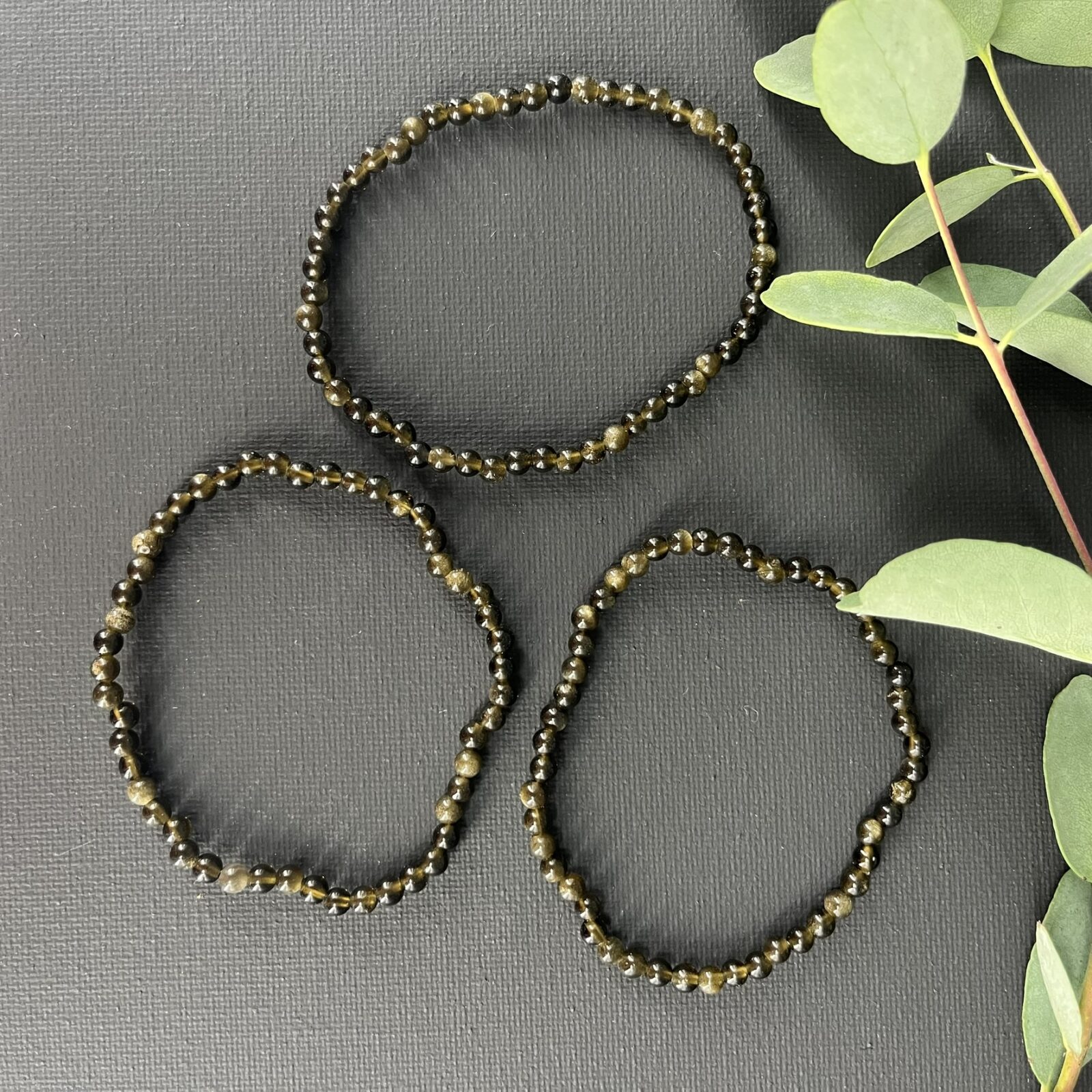 Goud obsidiaan armband 4 mm met kleine edelsteen kralen, Spirituele armband goud obsidiaan 4 mm voor bescherming, Goud obsidiaan kralen armband kopen 4 mm, Elastische edelsteen armband goud obsidiaan 4 mm, Zwarte goud obsidiaan armband 4 mm met subtiele gouden glans