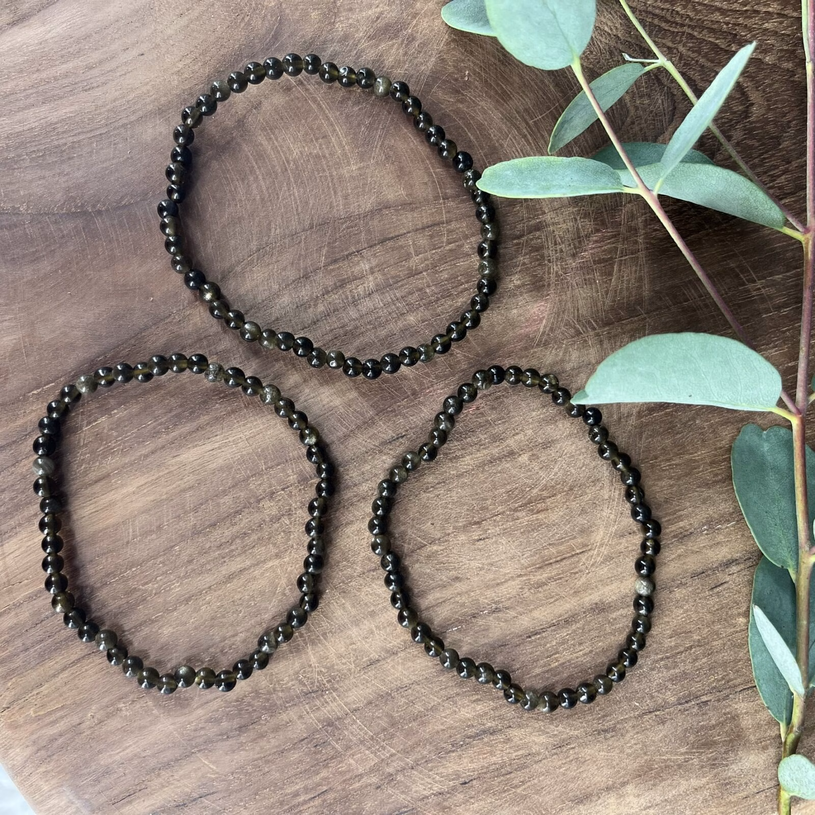 Goud obsidiaan armband 4 mm met kleine edelsteen kralen, Spirituele armband goud obsidiaan 4 mm voor bescherming, Goud obsidiaan kralen armband kopen 4 mm, Elastische edelsteen armband goud obsidiaan 4 mm, Zwarte goud obsidiaan armband 4 mm met subtiele gouden glans