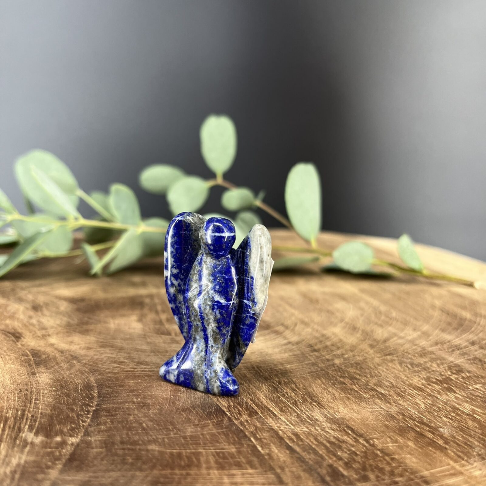 Lapis lazuli engel handgeslepen 4 cm, Spirituele engel lapis lazuli voor bescherming en inzicht, Edelsteen engel lapis lazuli kopen 4 cm, Blauwe lapis lazuli engel beeldje, Lapis lazuli engel decoratie en spirituele steun