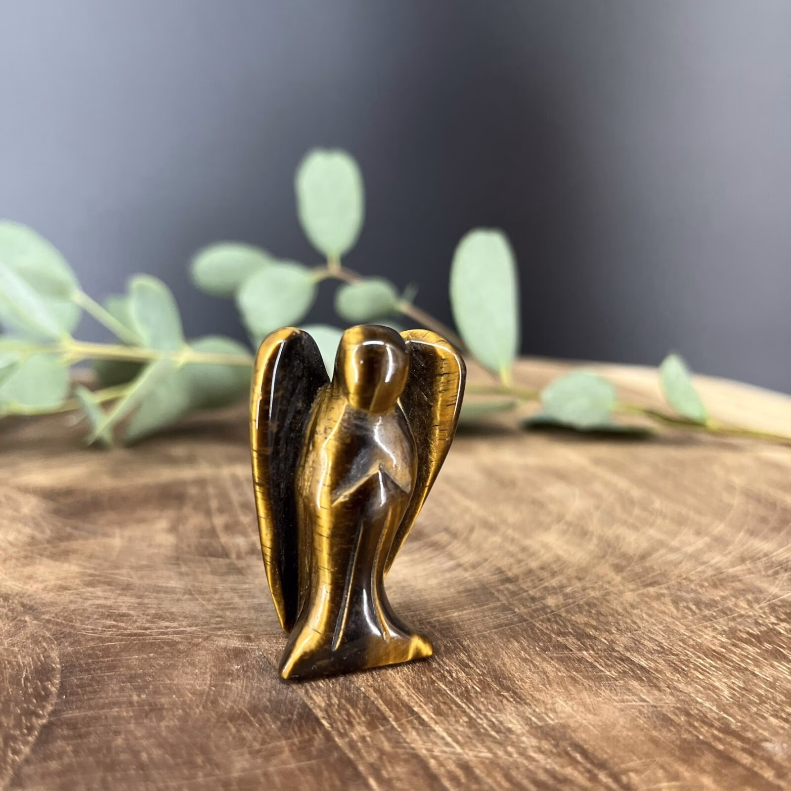 Tijgeroog engel handgeslepen 4 cm, Spirituele engel tijgeroog voor moed en bescherming, Edelsteen engel tijgeroog kopen, Bruin-gouden tijgeroog engel beeldje, Tijgeroog engel decoratie en spirituele energie