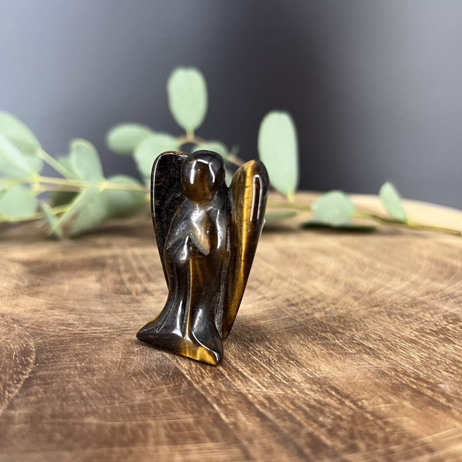 Tijgeroog engel handgeslepen 4 cm, Spirituele engel tijgeroog voor moed en bescherming, Edelsteen engel tijgeroog kopen, Bruin-gouden tijgeroog engel beeldje, Tijgeroog engel decoratie en spirituele energie