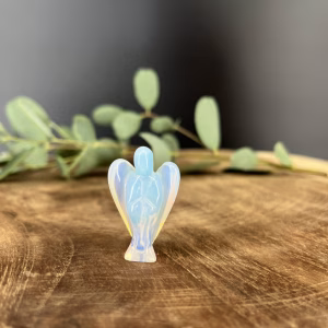 Opaliet engel handgeslepen 3,5 cm, Spirituele engel opaliet voor helderheid en energie, Edelsteen engel opaliet kopen, Melkwitte opaliet engel beeldje, Opaliet engel decoratie en spiritueel cadeau