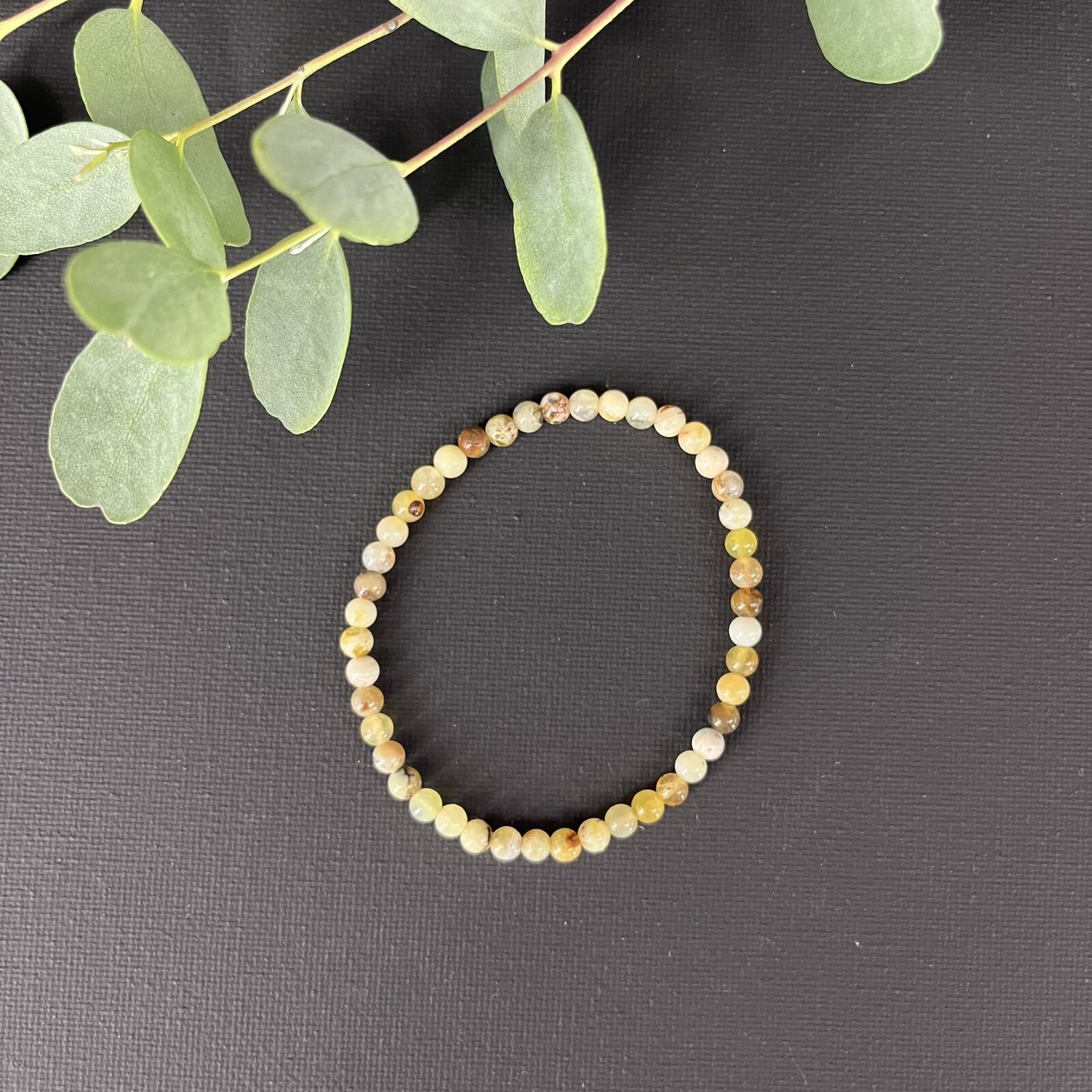 Gele opaal armband 4 mm met subtiele edelsteen kralen voor positieve energie, Spirituele armband gele opaal 4 mm die vreugde en balans versterkt, Natuurlijke gele opaal armband met 4 mm kralen en warme uitstraling, Gele opaal edelsteen armband 4 mm voor creativiteit en emotionele harmonie, Subtiele armband gele opaal 4 mm met zonnige en zachte tinten, Gele opaal armband 4 mm kopen – licht en elegant sieraad met spirituele werking, Handgemaakte armband gele opaal 4 mm voor rust, liefde en positiviteit, Gele opaal edelsteen armband 4 mm voor energie en innerlijke balans