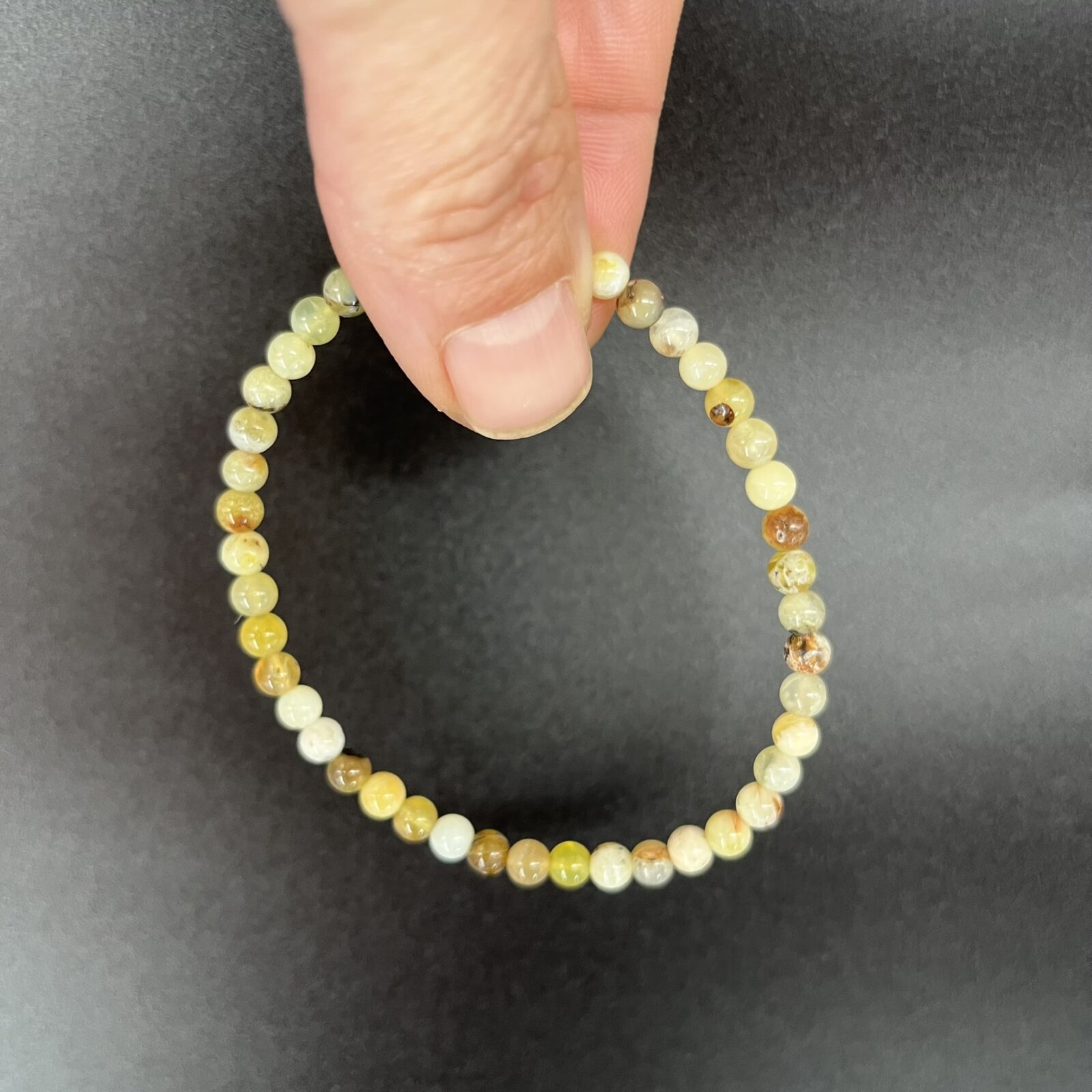 Gele opaal armband 4 mm met subtiele edelsteen kralen voor positieve energie, Spirituele armband gele opaal 4 mm die vreugde en balans versterkt, Natuurlijke gele opaal armband met 4 mm kralen en warme uitstraling, Gele opaal edelsteen armband 4 mm voor creativiteit en emotionele harmonie, Subtiele armband gele opaal 4 mm met zonnige en zachte tinten, Gele opaal armband 4 mm kopen – licht en elegant sieraad met spirituele werking, Handgemaakte armband gele opaal 4 mm voor rust, liefde en positiviteit, Gele opaal edelsteen armband 4 mm voor energie en innerlijke balans