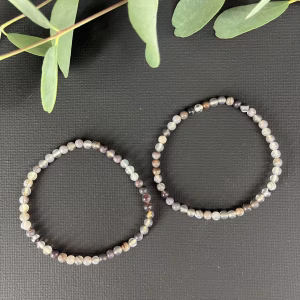 Botswana agaat armband 4 mm met natuurlijke edelsteen kralen en zachte tinten, Spirituele armband Botswana agaat 4 mm voor rust en emotionele balans, Subtiele armband Botswana agaat 4 mm met unieke patronen en aardse uitstraling, Botswana agaat edelsteen armband 4 mm voor troost en innerlijke kracht, Handgemaakte armband Botswana agaat 4 mm die stabiliteit en bescherming geeft, Botswana agaat armband 4 mm kopen – licht en elegant sieraad met spirituele werking, Armband Botswana agaat 4 mm met neutrale kleuren voor harmonie en rust
