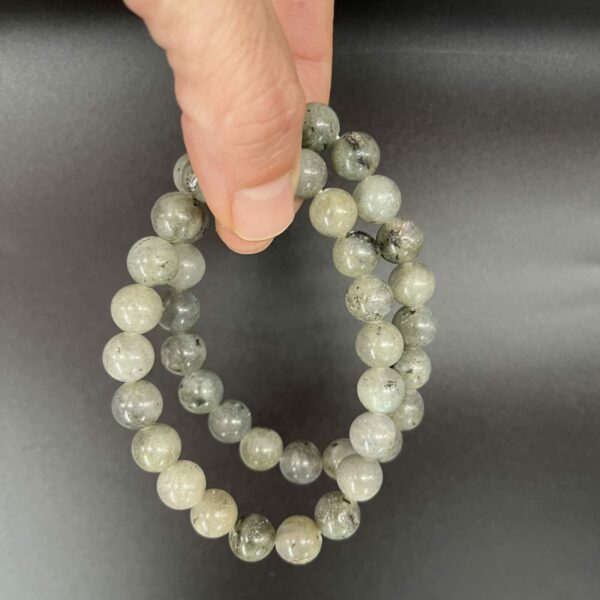 Labradoriet armband 10 mm met glanzende edelsteen kralen en mystieke kleuren, Spirituele armband labradoriet 10 mm die bescherming en intuïtie versterkt, Natuurlijke labradoriet armband 10 mm voor balans en spiritueel inzicht, Edelsteen armband labradoriet 10 mm kopen voor bescherming en kracht, Labradoriet armband 10 mm met uniek kleurenspel voor innerlijke groei, Spirituele sieraden labradoriet armband 10 mm die negatieve energie afweren