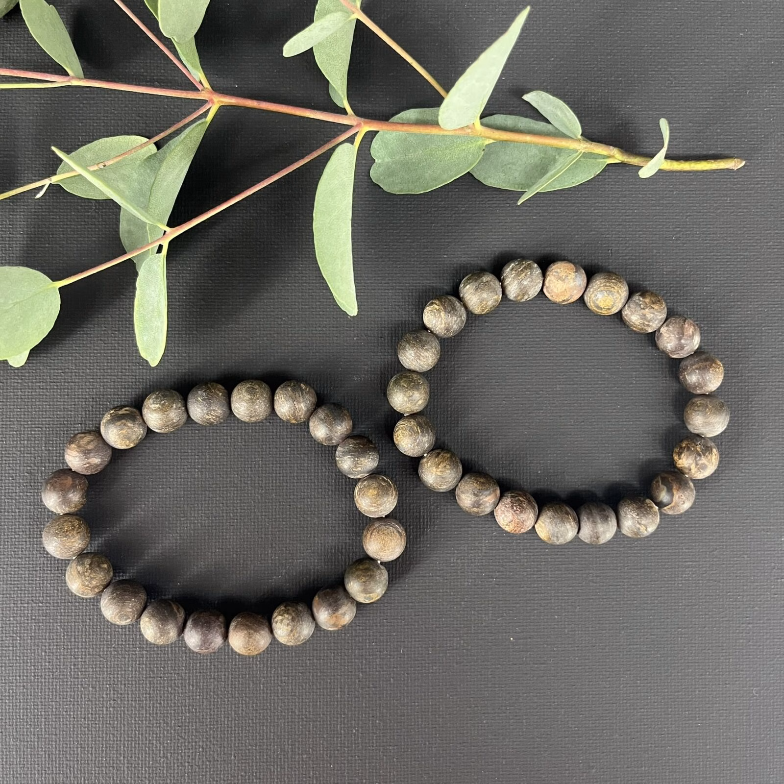 Bronziet armband mat 10 mm met edelsteen kralen voor rust en stabiliteit, Spirituele armband bronziet mat 10 mm die bescherming en balans geeft, Natuurlijke bronziet armband mat 10 mm voor kracht en zelfvertrouwen, Edelsteen armband bronziet mat 10 mm kopen voor aarding en harmonie, Spirituele sieraden bronziet armband mat 10 mm die negatieve energie afweert, Bronziet armband mat 10 mm met warme aardse uitstraling en kalmerende werking