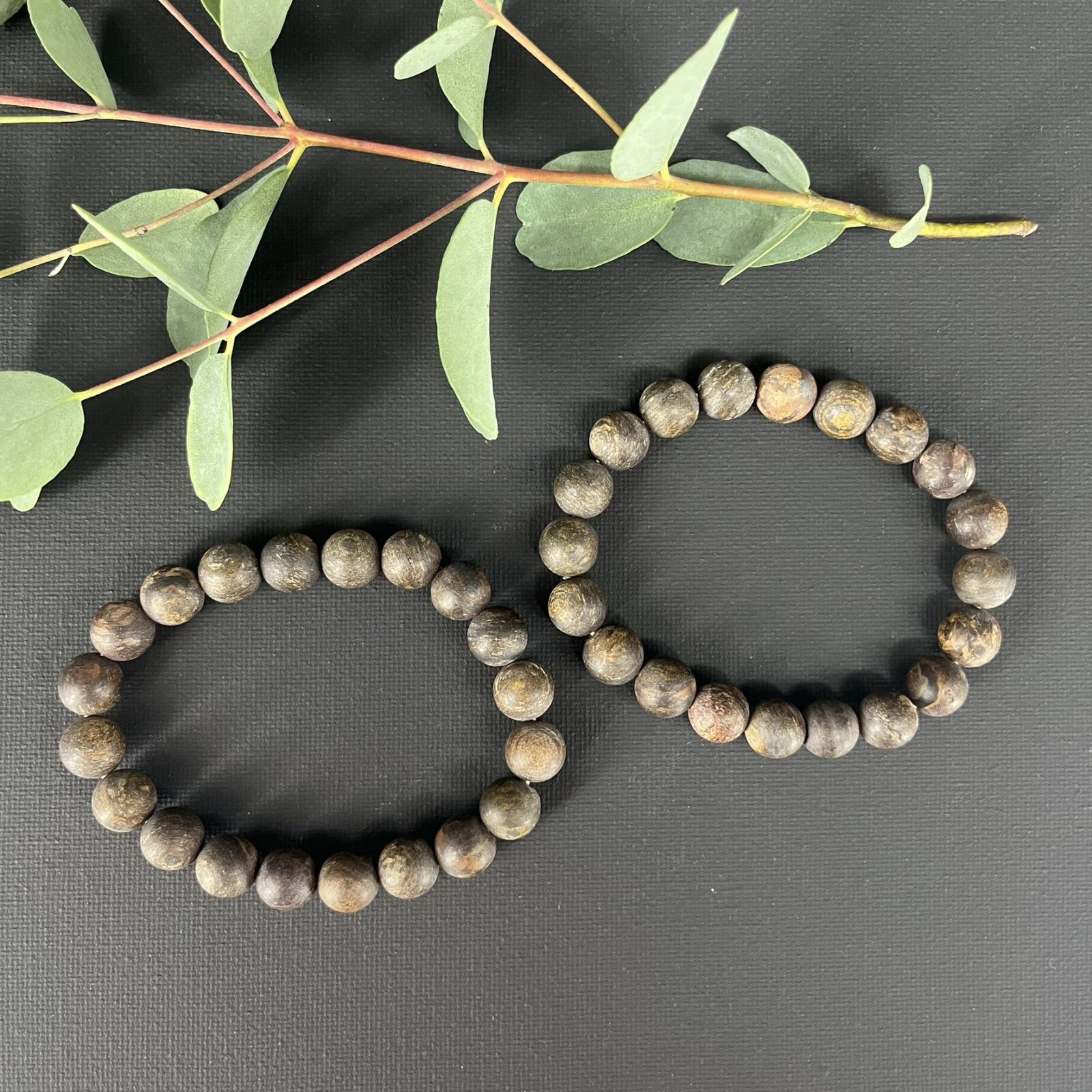 Bronziet armband mat 10 mm met edelsteen kralen voor rust en stabiliteit, Spirituele armband bronziet mat 10 mm die bescherming en balans geeft, Natuurlijke bronziet armband mat 10 mm voor kracht en zelfvertrouwen, Edelsteen armband bronziet mat 10 mm kopen voor aarding en harmonie, Spirituele sieraden bronziet armband mat 10 mm die negatieve energie afweert, Bronziet armband mat 10 mm met warme aardse uitstraling en kalmerende werking