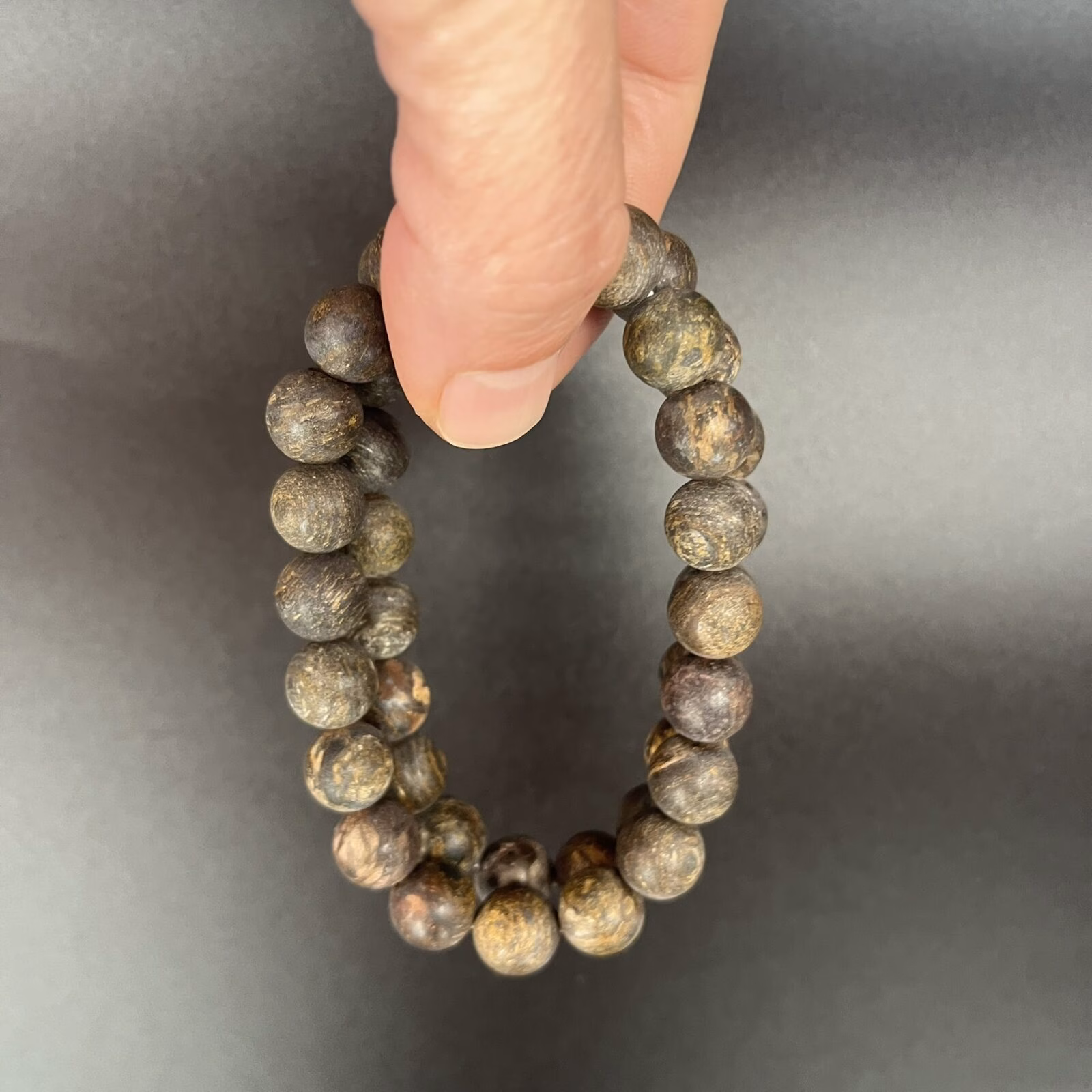 Bronziet armband mat 10 mm met edelsteen kralen voor rust en stabiliteit, Spirituele armband bronziet mat 10 mm die bescherming en balans geeft, Natuurlijke bronziet armband mat 10 mm voor kracht en zelfvertrouwen, Edelsteen armband bronziet mat 10 mm kopen voor aarding en harmonie, Spirituele sieraden bronziet armband mat 10 mm die negatieve energie afweert, Bronziet armband mat 10 mm met warme aardse uitstraling en kalmerende werking