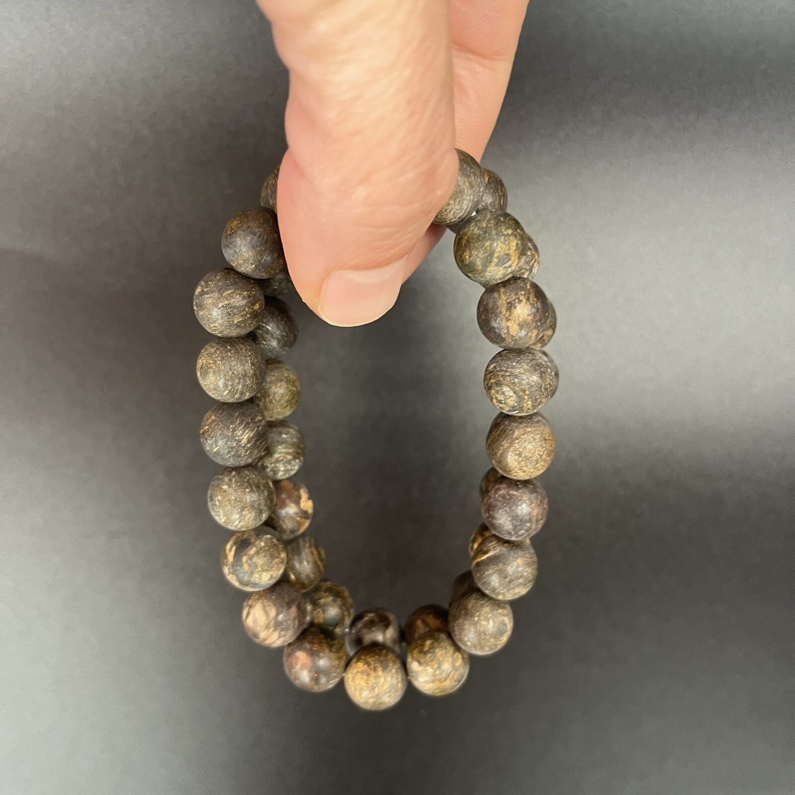 Bronziet armband mat 10 mm met edelsteen kralen voor rust en stabiliteit, Spirituele armband bronziet mat 10 mm die bescherming en balans geeft, Natuurlijke bronziet armband mat 10 mm voor kracht en zelfvertrouwen, Edelsteen armband bronziet mat 10 mm kopen voor aarding en harmonie, Spirituele sieraden bronziet armband mat 10 mm die negatieve energie afweert, Bronziet armband mat 10 mm met warme aardse uitstraling en kalmerende werking