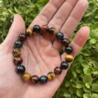 Tijgeroog drie kleuren armband met bruine, rode en blauwe edelsteen kralen, Spirituele armband tijgeroog drie kleuren voor bescherming en balans, Natuurlijke tijgeroog armband in drie kleuren die kracht en rust geeft, Edelsteen armband tijgeroog drie kleuren kopen voor energie en focus, Tijgeroog armband met bruine, rode en blauwe stenen voor moed en kalmte, Spirituele sieraden tijgeroog drie kleuren armband voor aarding en harmonie