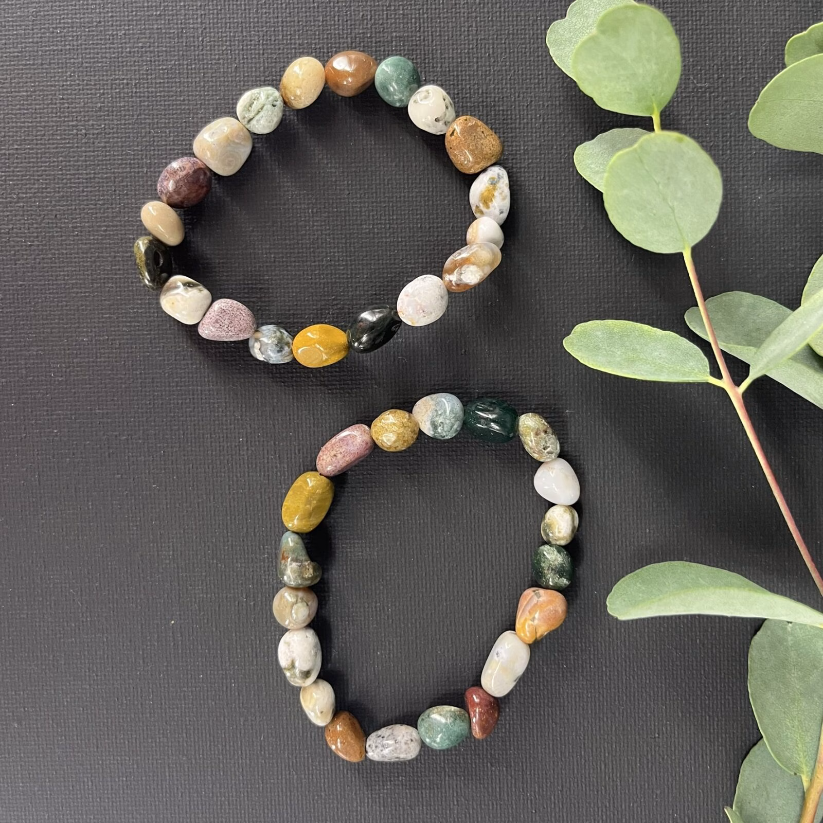 Oceaan jaspis freeform armband met natuurlijke patronen en kleuren, Spirituele armband oceaan jaspis freeform voor rust en emotionele balans, Edelsteen armband oceaan jaspis freeform kopen voor kracht en harmonie, Natuurlijke oceaan jaspis freeform armband met unieke steenstructuur, Spirituele sieraden oceaan jaspis freeform armband voor aarding en stabiliteit, Oceaan jaspis freeform armband die kalmte en verbondenheid met de natuur geeft