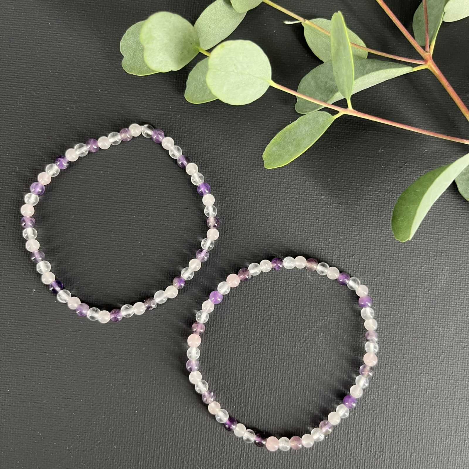 Gouden driehoek armband 4 mm met amethist, rozenkwarts en bergkristal, Spirituele armband gouden driehoek 4 mm voor harmonie en balans, Edelsteen armband gouden driehoek 4 mm kopen voor liefde en energie, Subtiele gouden driehoek armband 4 mm met drie krachtige edelstenen, Spirituele sieraden gouden driehoek armband 4 mm voor bescherming en inzicht, Gouden driehoek armband 4 mm die rust, liefde en helderheid versterkt