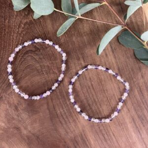 Gouden driehoek armband 4 mm met amethist, rozenkwarts en bergkristal, Spirituele armband gouden driehoek 4 mm voor harmonie en balans, Edelsteen armband gouden driehoek 4 mm kopen voor liefde en energie, Subtiele gouden driehoek armband 4 mm met drie krachtige edelstenen, Spirituele sieraden gouden driehoek armband 4 mm voor bescherming en inzicht, Gouden driehoek armband 4 mm die rust, liefde en helderheid versterkt