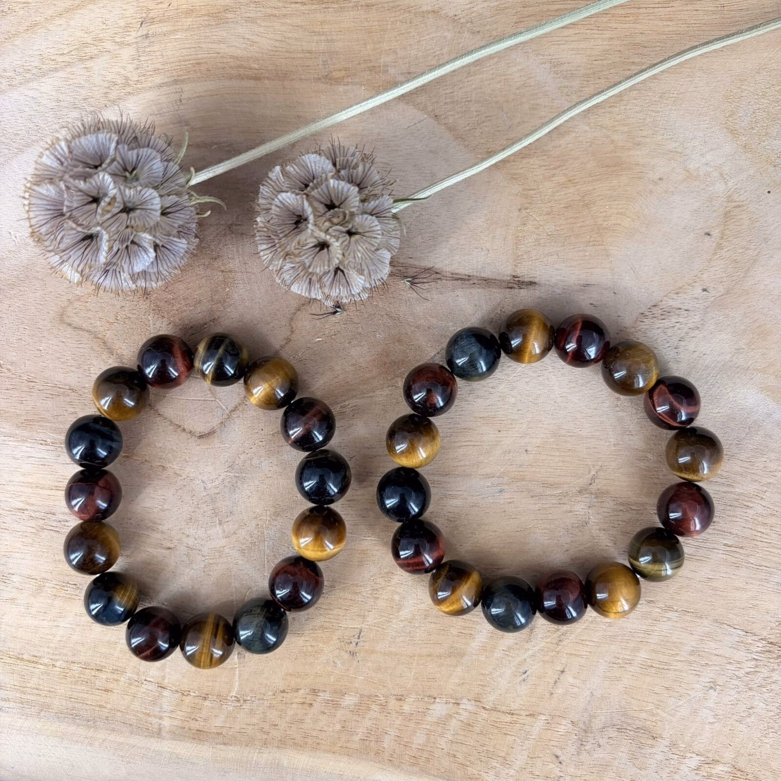 Drie kleuren tijgeroog armband, Tijgeroog tricolor armband, Tijgeroog tricolor armband met grote kralen van 12 mm in goud, blauw en rood, stoere edelsteen armband met 12 mm tijgeroog kralen voor bescherming en moed, close-up van een robuuste tricolor tijgeroog armband met prachtige zijdeglans, handgemaakte armband van 45 gram tijgeroog mix voor meer zelfvertrouwen en daadkracht, spirituele tijgeroog armband met grove kralen die helpt bij balans en focus, detailfoto van een tijgeroog tricolor 12 mm armband met unieke natuurlijke kleurpatronen.