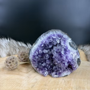 Amethist Uruguay, ruwe amethist cut base 652 gram paars kristal natuursteentje, amethist cluster met vlakke onderkant 12 cm breed, detail paarse amethist punten ruw natuurproduct, amethist cut base voor rust en balans in interieur, zelfstaand amethist kristal voor meditatieplek