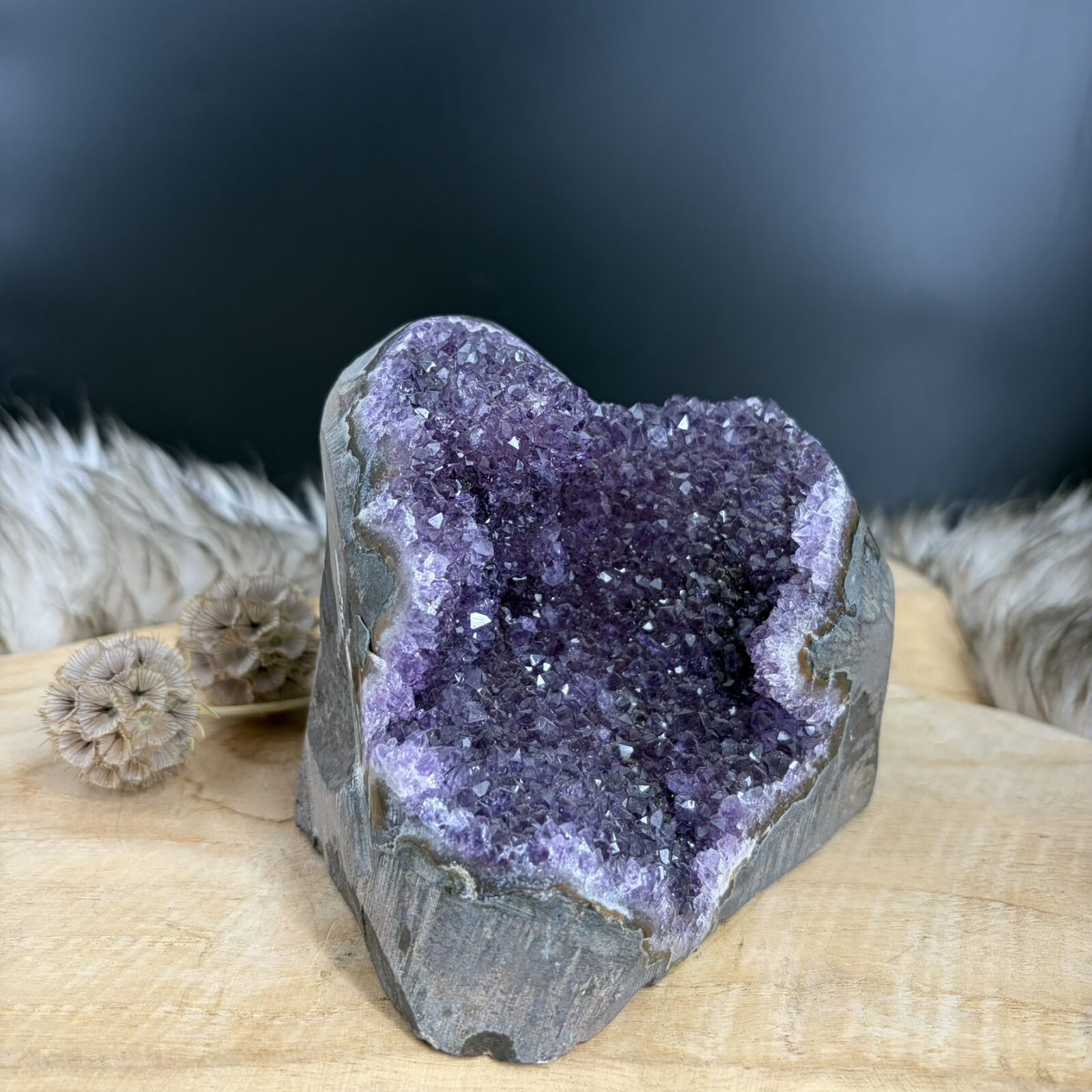 paarse amethist cut base 1837 gram uruguay dieppaars kristal natuursteentje, amethist cluster met vlakke onderkant 13 cm breed, detail dieppaarse amethist kristallen uruguay kwaliteit, zelfstaande amethist voor rust en balans in huis