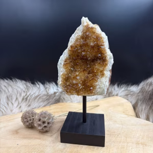 citrien cluster op standaard, natuurlijke citrien cluster op standaard, citrien edelsteen decoratie, gebrande citrien cluster op voet, citrien kristal op standaard 944 gram, spirituele citrien steen op metalen standaard