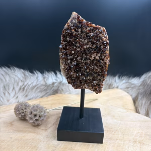 citrien geode op standaard met zwarte houten voet, citrien geode stijlvol tentoongesteld op donkere houten basis, glanzende citrien kristallen in open geode op standaard, natuurlijke citrien geode rechtop gepresenteerd als decorstuk, citrien edelsteen geode op stevige zwarte voet voor spirituele uitstraling, citrien cluster op houten standaard die warmte en licht verspreidt
