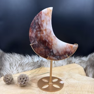 Vuurkwarts maanvorm ook wel fire quartz moon op standaard met unieke natuurlijke tekening