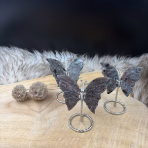 Yooperlite vlinder op zilverkleurige standaard, fluorescerend sodaliet vlinder carving UV-licht, gloeiende yooperlite vlinder edelsteen display, handgesneden yooperlite vlinder met voet, unieke yooperlite vlinder spirituele decoratie, detailopname yooperlite vlinder 36 gram.