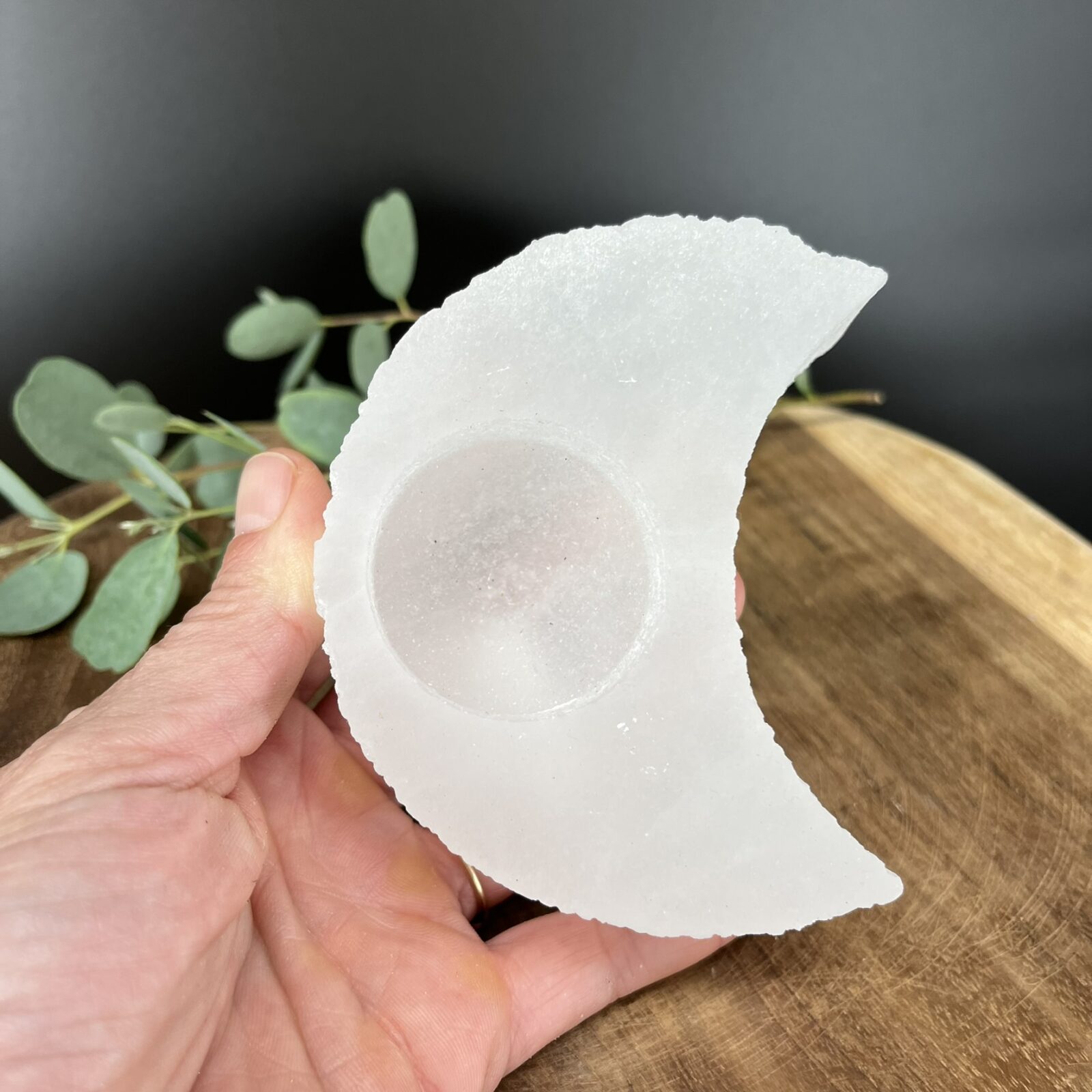 eleniet theelichthouder maanvorm, natuurlijke seleniet maan theelichthouder, spirituele seleniet theelichthouder maan, handgemaakte seleniet maan kaarshouder, seleniet theelichthouder met zachte gloed, zuiverende seleniet theelichthouder maan