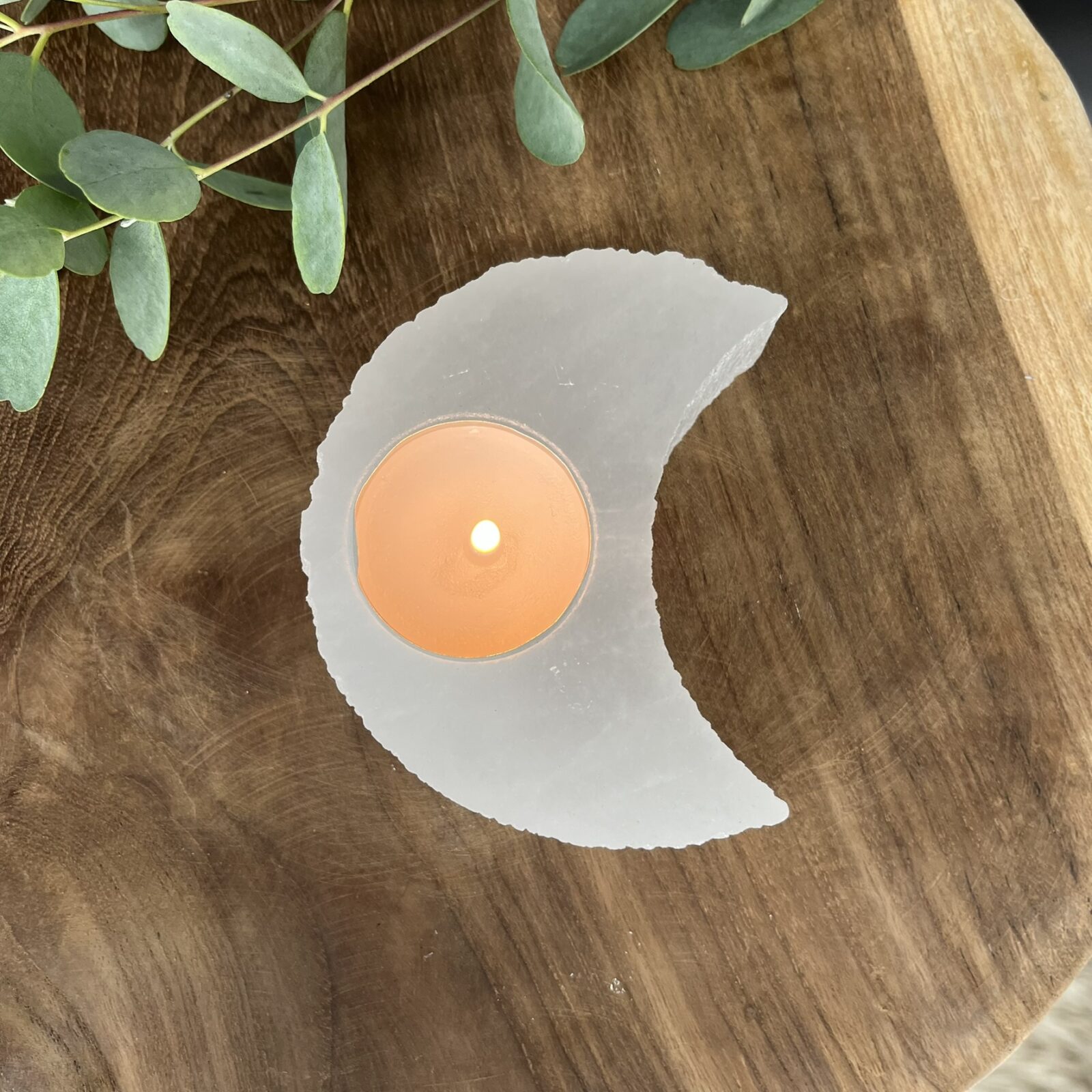 eleniet theelichthouder maanvorm, natuurlijke seleniet maan theelichthouder, spirituele seleniet theelichthouder maan, handgemaakte seleniet maan kaarshouder, seleniet theelichthouder met zachte gloed, zuiverende seleniet theelichthouder maan