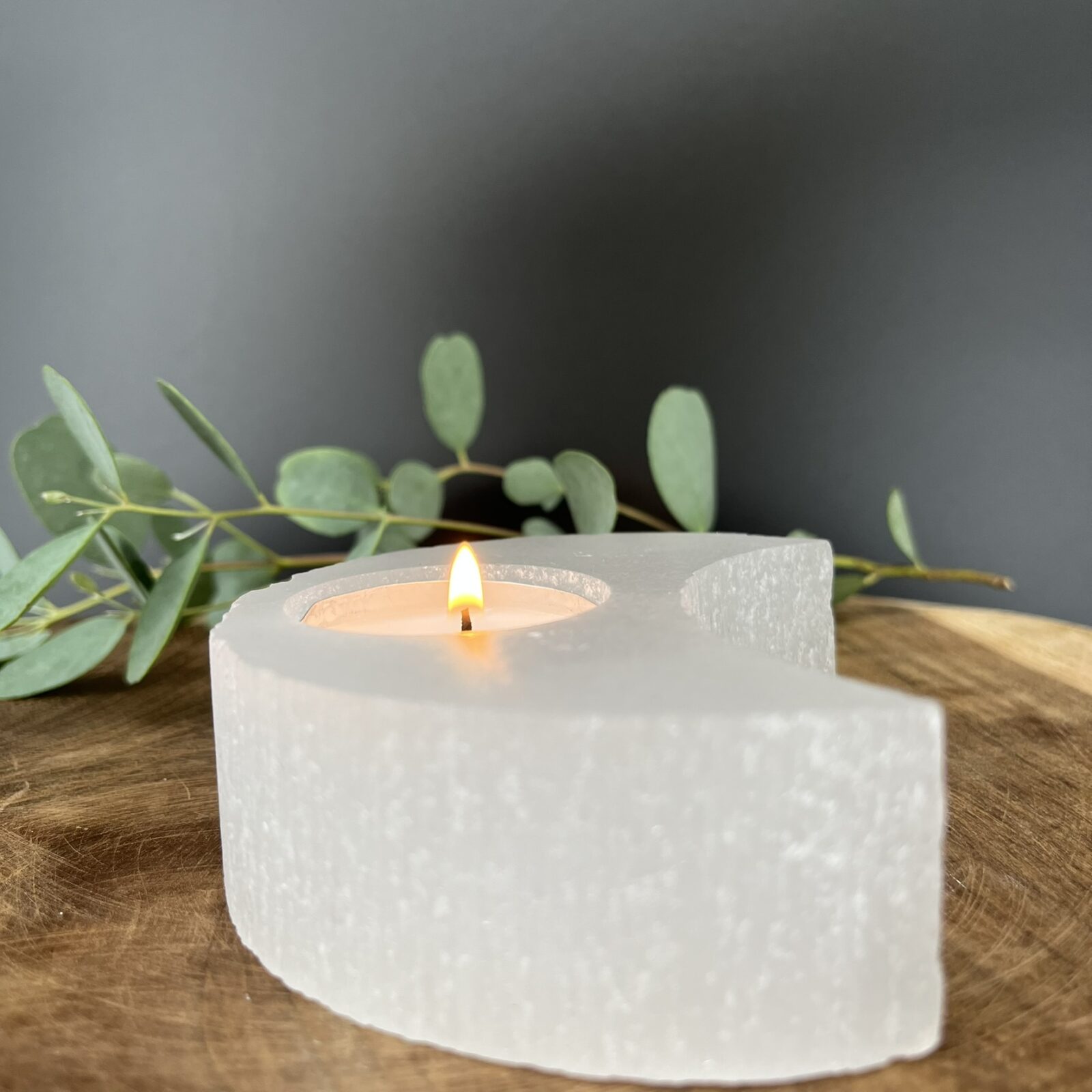 eleniet theelichthouder maanvorm, natuurlijke seleniet maan theelichthouder, spirituele seleniet theelichthouder maan, handgemaakte seleniet maan kaarshouder, seleniet theelichthouder met zachte gloed, zuiverende seleniet theelichthouder maan