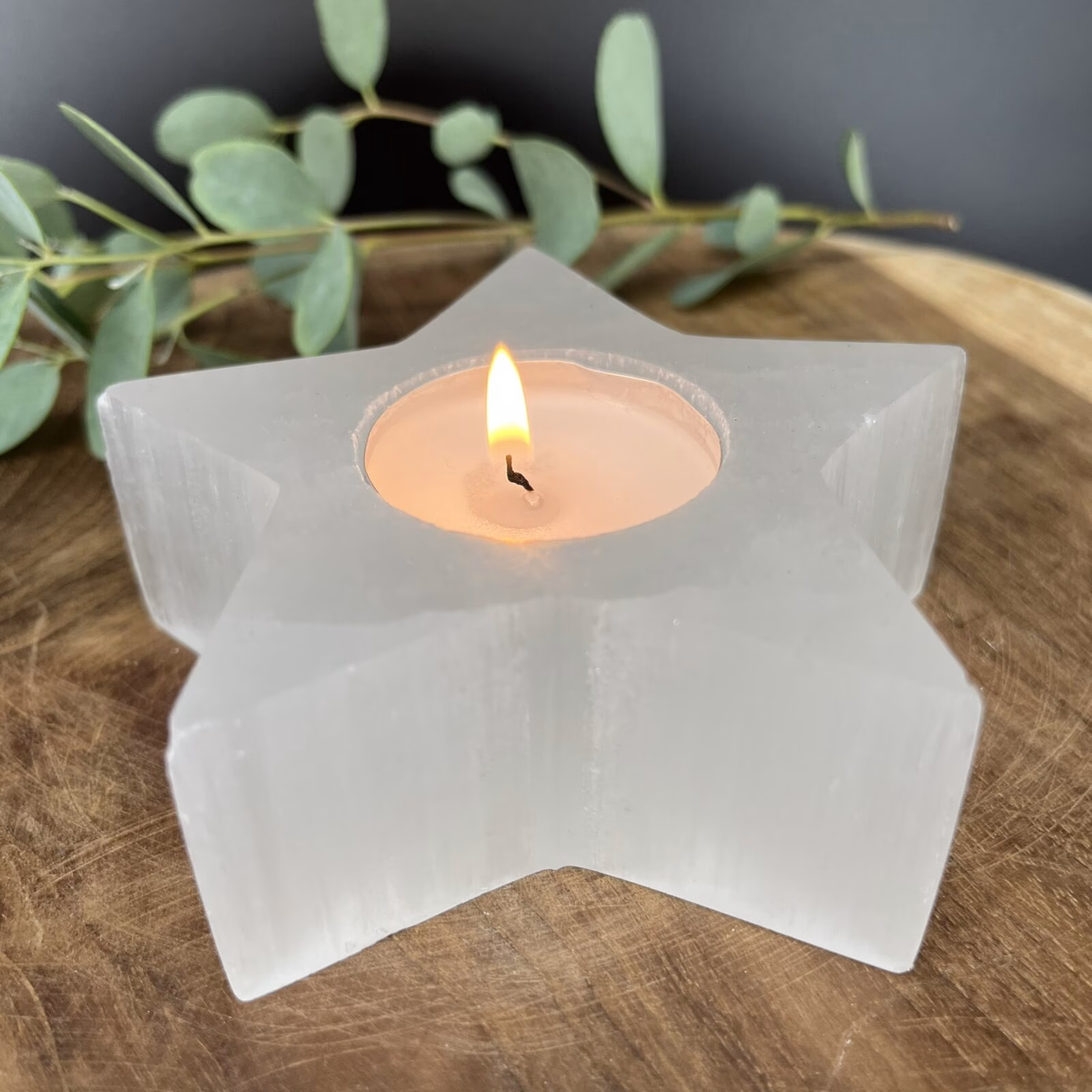 seleniet theelichthouder ster wit, stervormige seleniet theelichthouder met kaarslicht, spirituele seleniet ster theelichthouder, natuurlijke seleniet theelichthouder ster, seleniet ster voor sfeer en zuiverheid, handgemaakte seleniet theelichthouder ster