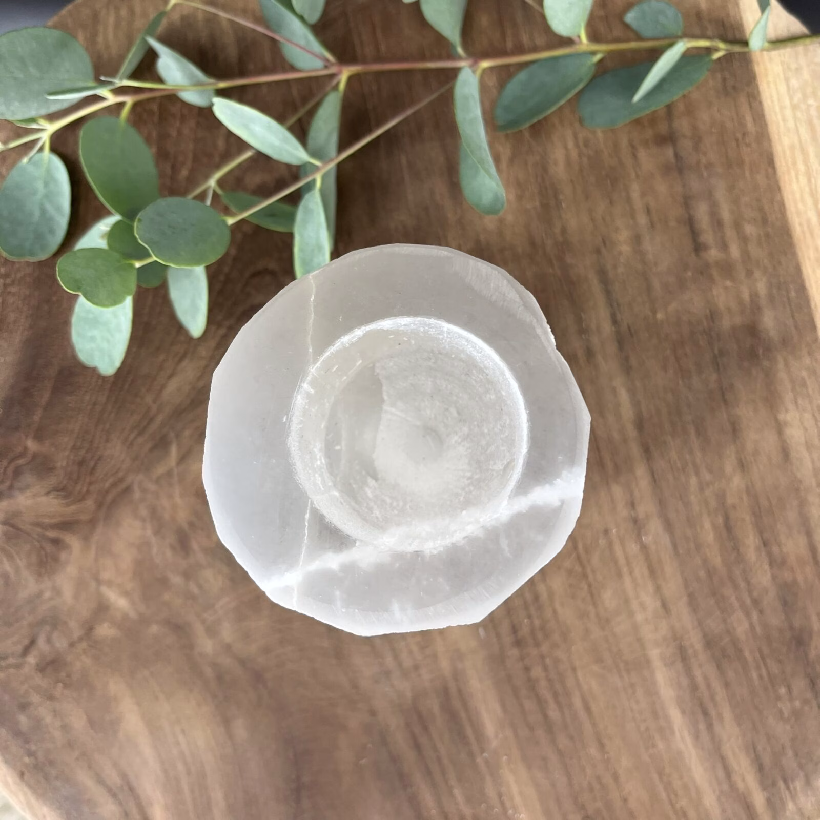 seleniet theelichthouder klein, seleniet waxinelichthouder klein formaat, natuurlijke seleniet sfeerlicht klein, compacte theelichthouder seleniet 570 gram, seleniet waxinelichthouder spiritueel, kleine seleniet theelichthouder wit